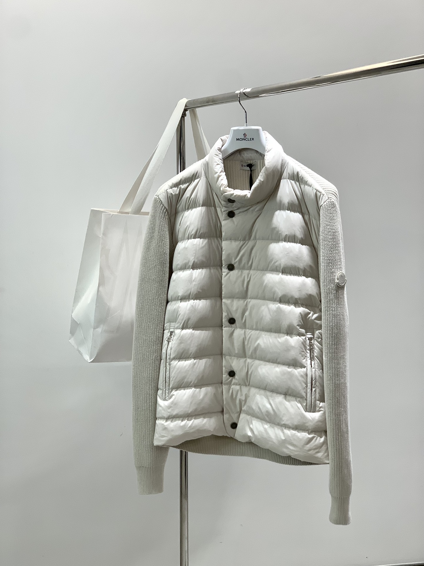 ，Moncler 蒙口，2025冬季最新品，专柜同步有售，原单狠货，时尚休闲拼接羽绒服，上身舒适！吸睛而