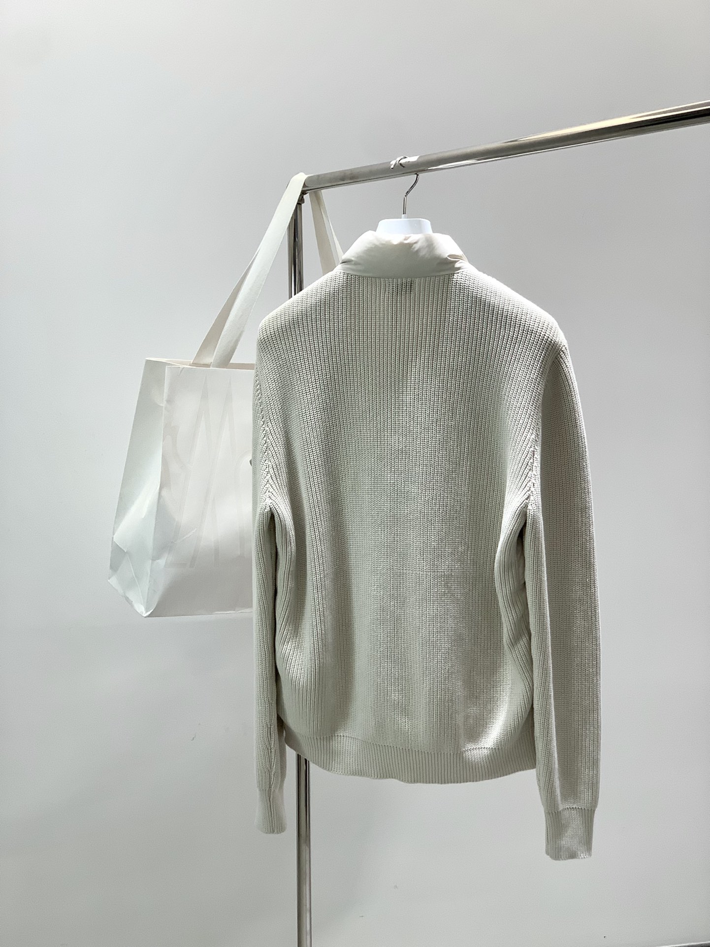 ，Moncler 蒙口，2025冬季最新品，专柜同步有售，原单狠货，时尚休闲拼接羽绒服，上身舒适！吸睛而