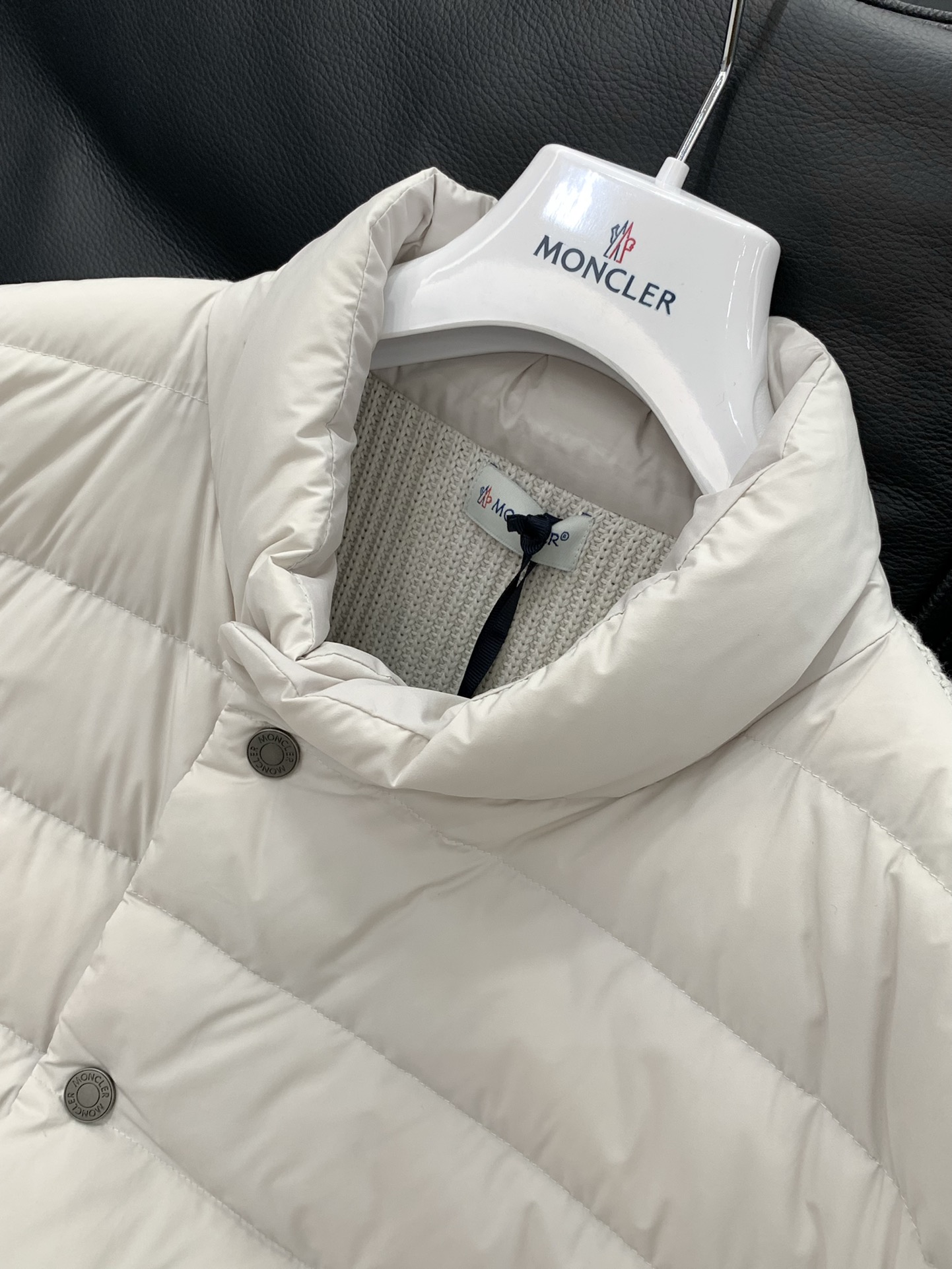 ，Moncler 蒙口，2025冬季最新品，专柜同步有售，原单狠货，时尚休闲拼接羽绒服，上身舒适！吸睛而
