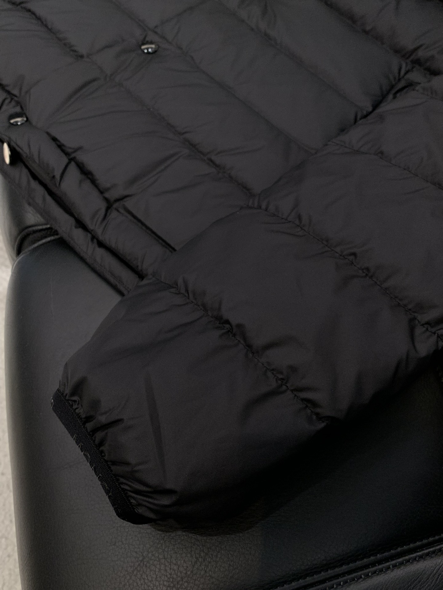 ，Moncler 蒙口，2025冬季最新品，专柜同步有售，原单狠货，时尚休闲羽绒服，上身舒适！吸睛而有亮