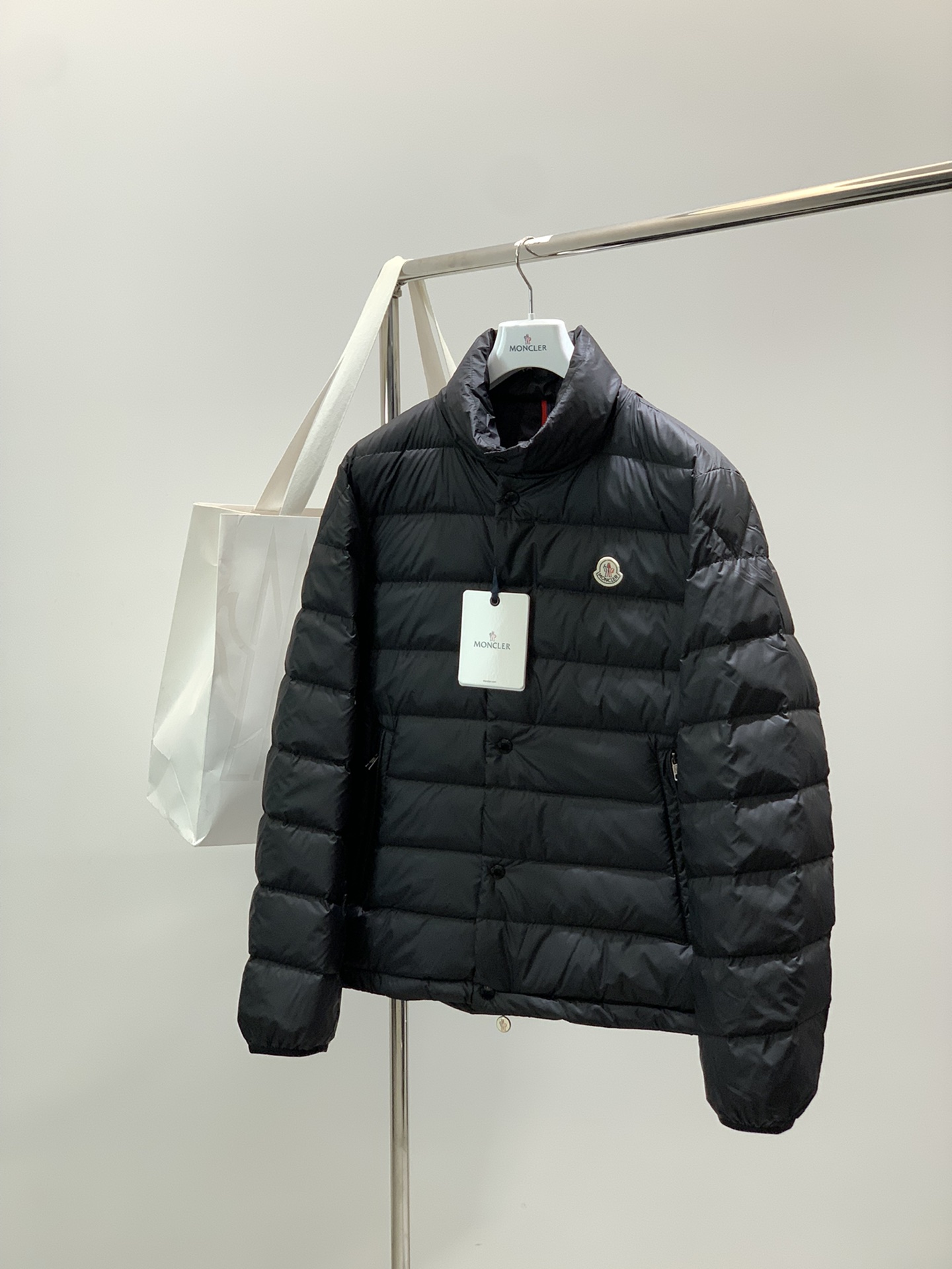 ，Moncler 蒙口，2025冬季最新品，专柜同步有售，原单狠货，时尚休闲羽绒服，上身舒适！吸睛而有亮