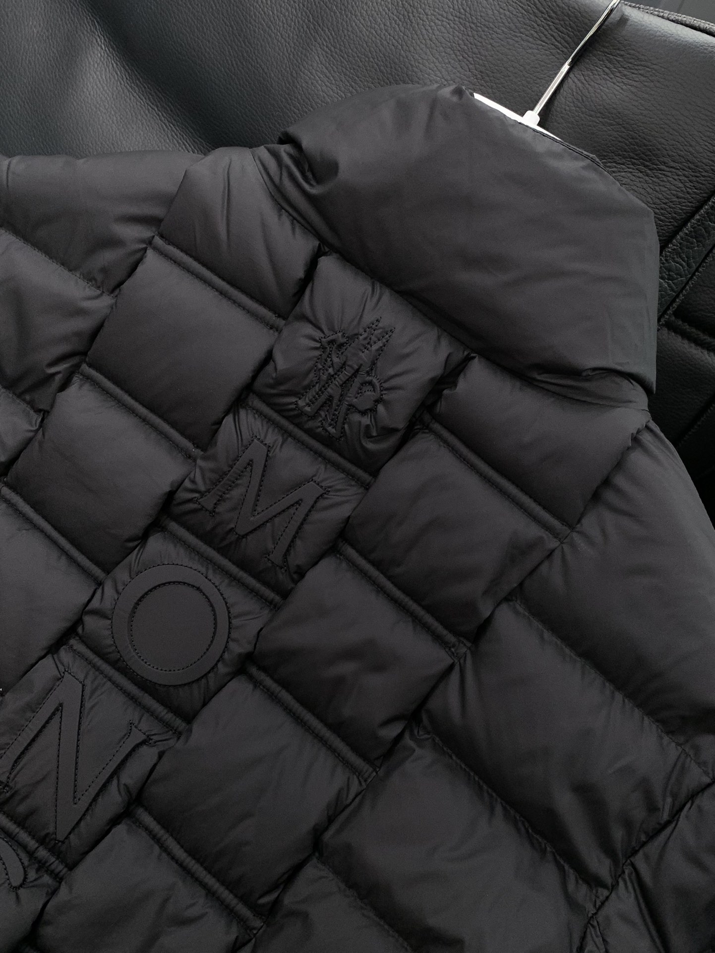 ，Moncler 蒙口，2025冬季最新品，专柜同步有售，原单狠货，时尚休闲羽绒服，上身舒适！吸睛而有亮