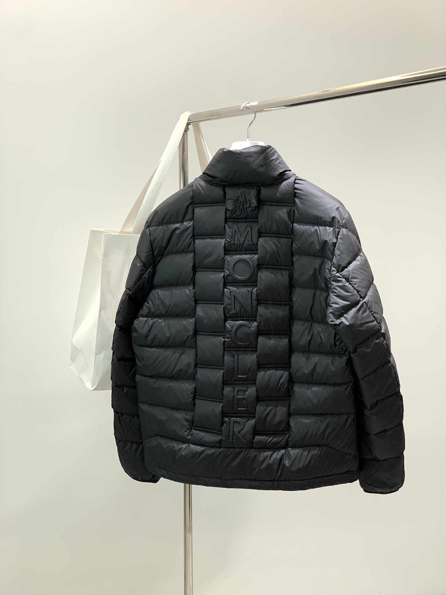 ，Moncler 蒙口，2025冬季最新品，专柜同步有售，原单狠货，时尚休闲羽绒服，上身舒适！吸睛而有亮