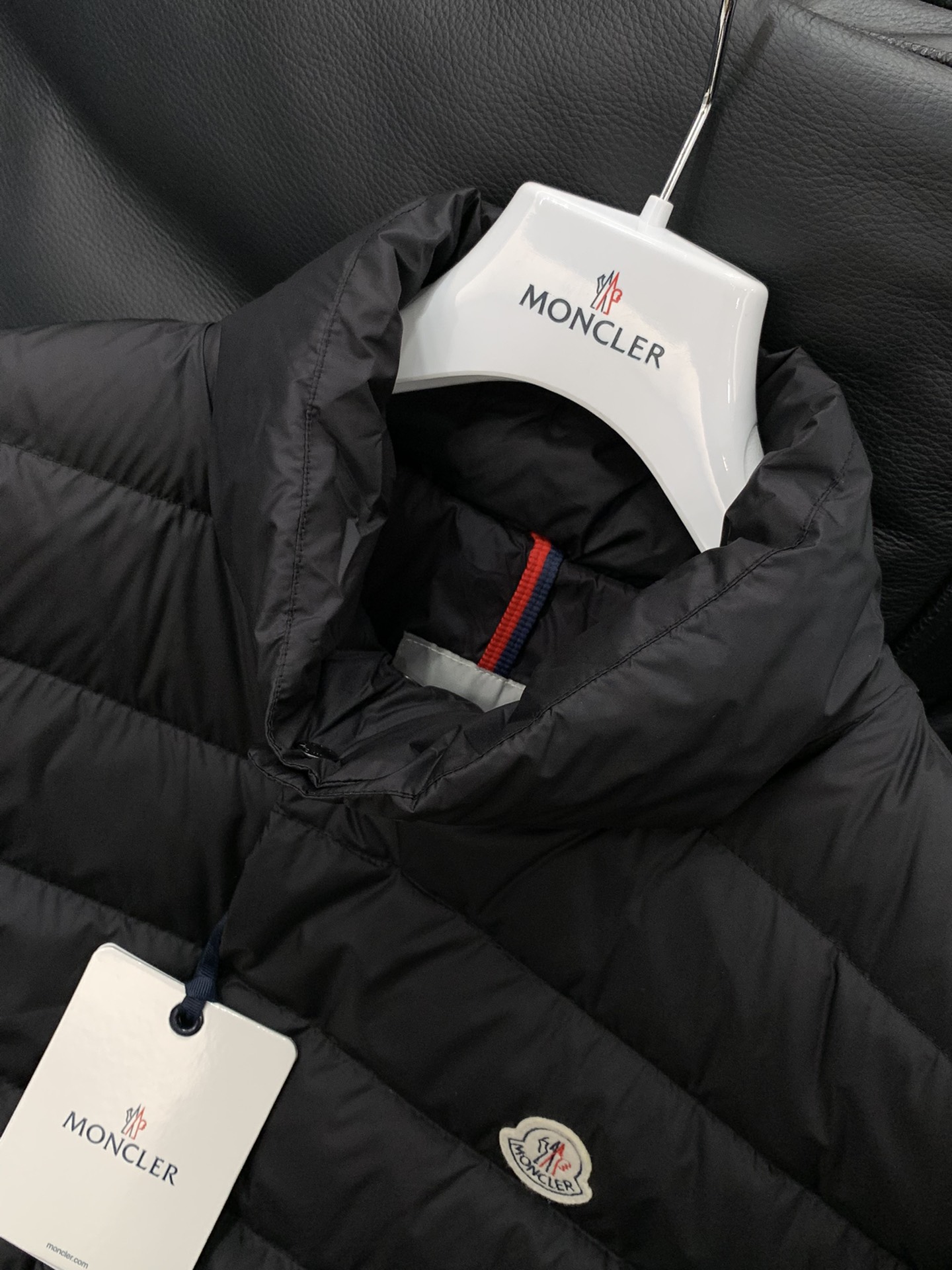 ，Moncler 蒙口，2025冬季最新品，专柜同步有售，原单狠货，时尚休闲羽绒服，上身舒适！吸睛而有亮