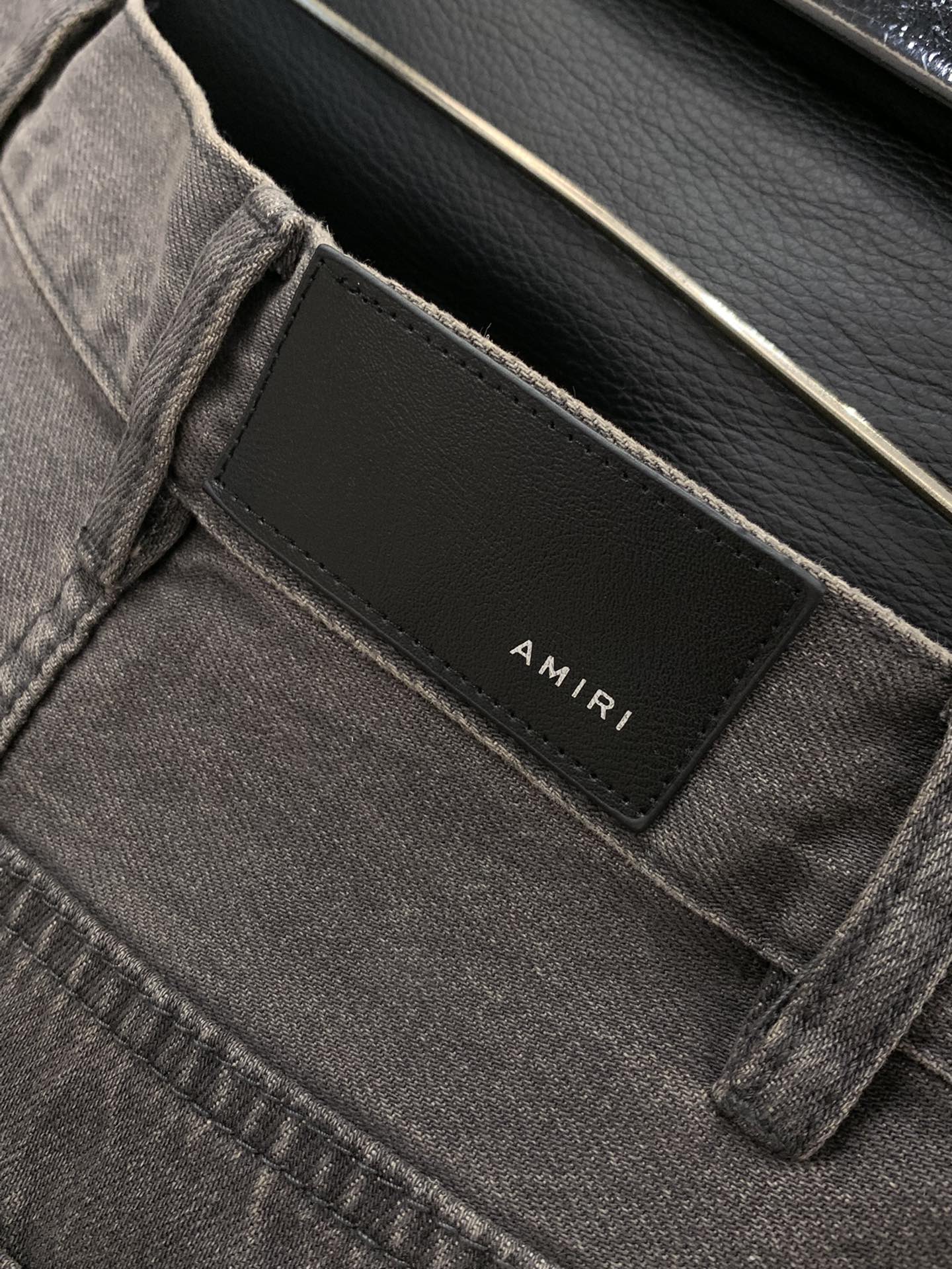 ，Amiri 埃米尔时尚潮牌，2025秋季最新品，专柜同步有售，原单狠货，水洗休闲牛仔裤，进口原版水洗弹