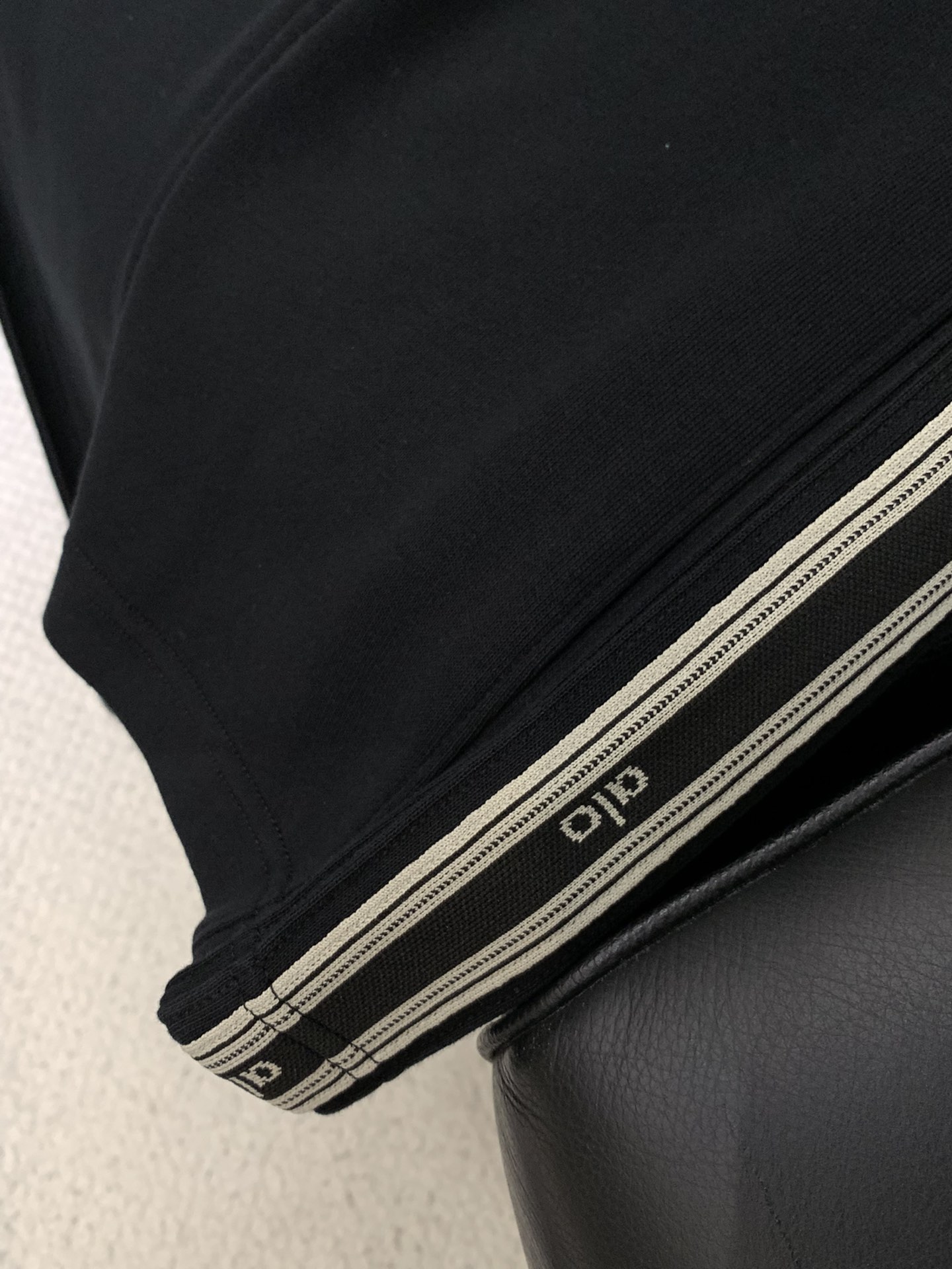 ，alo 阿洛，2025秋冬最新款，专柜同步有售，原单狠货，时尚休闲裤，上身很有特点！吸睛而有亮点，进口