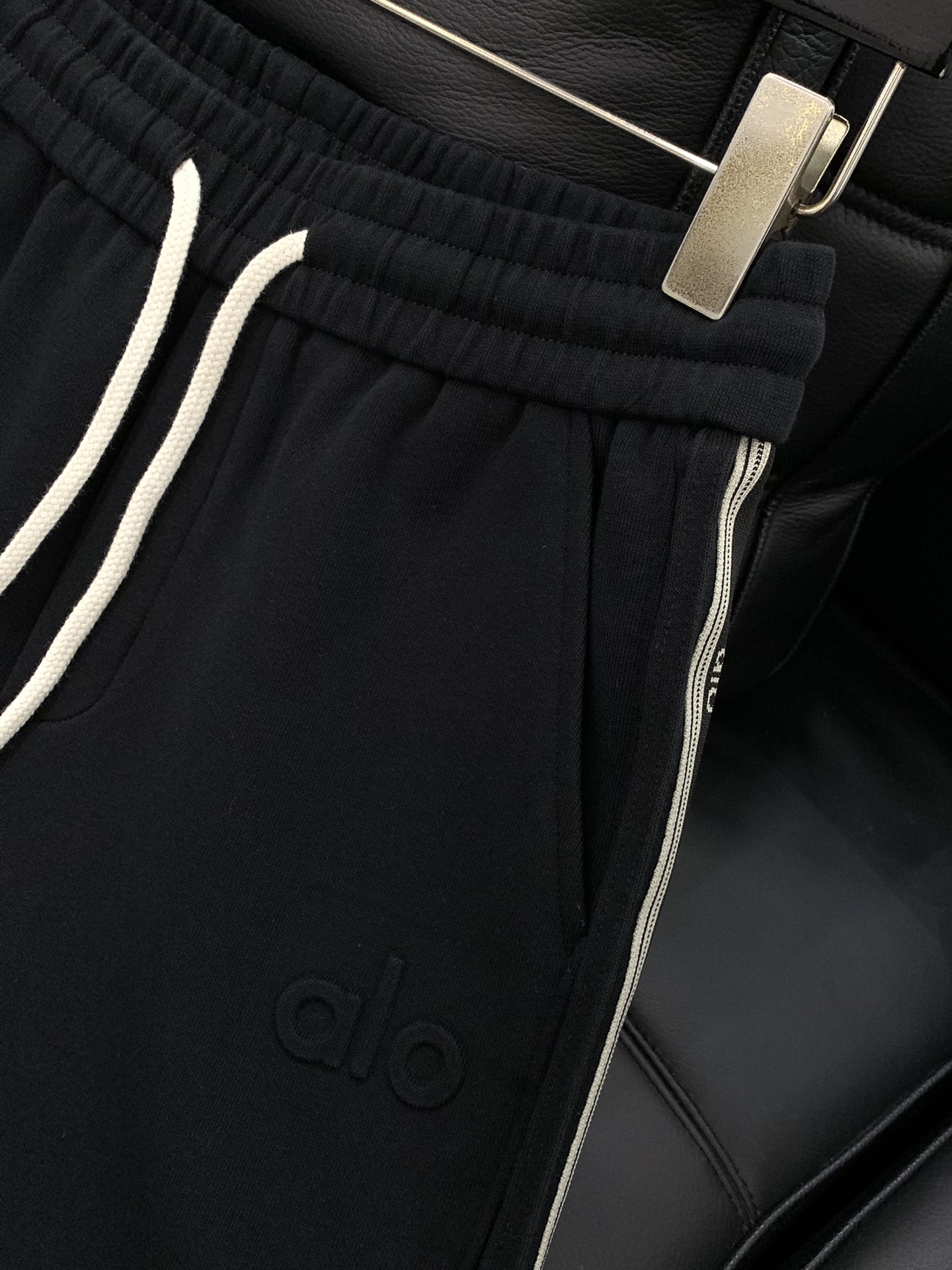 ，alo 阿洛，2025秋冬最新款，专柜同步有售，原单狠货，时尚休闲裤，上身很有特点！吸睛而有亮点，进口