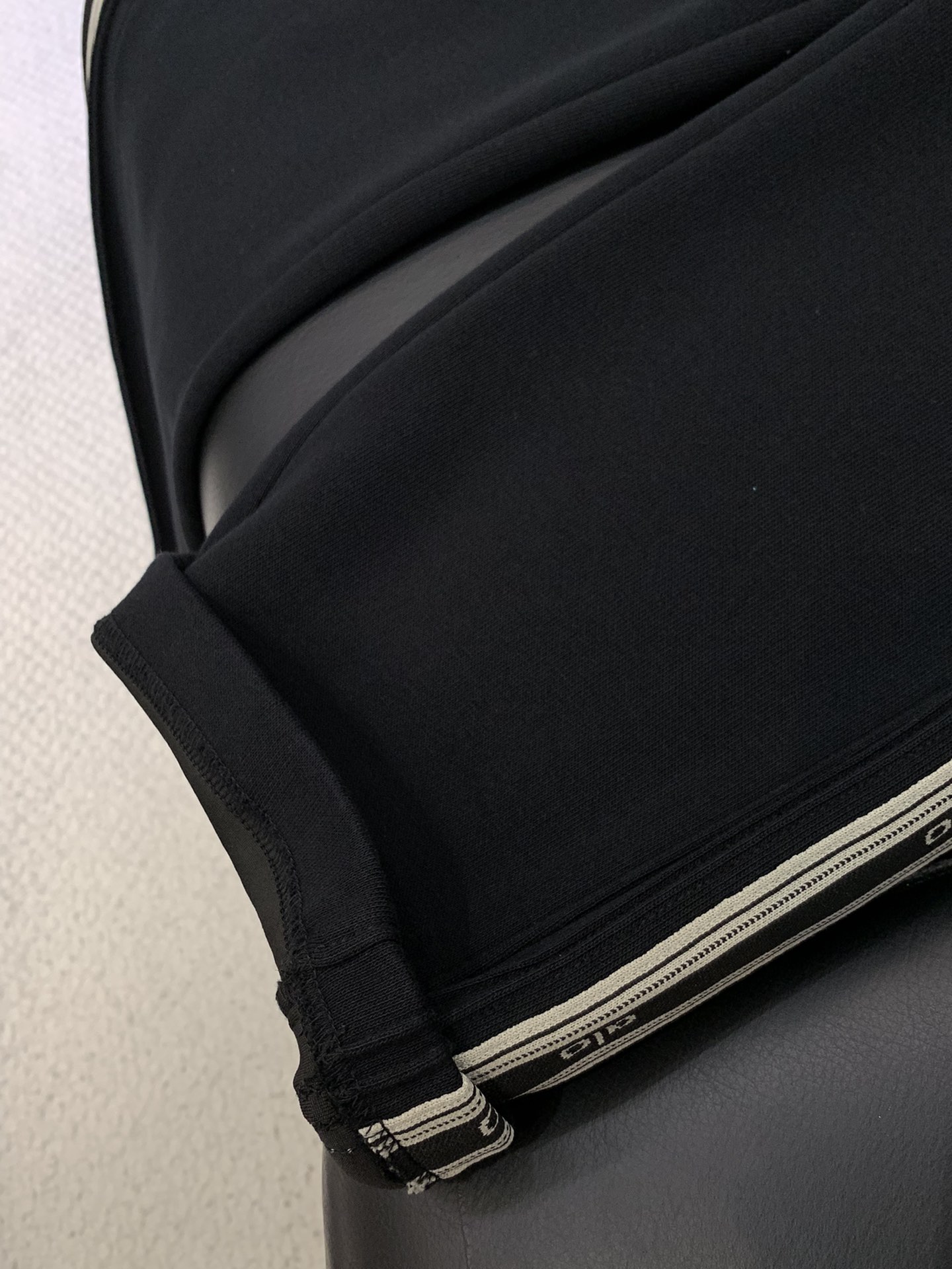 ，alo 阿洛，2025秋冬最新款，专柜同步有售，原单狠货，时尚休闲裤，上身很有特点！吸睛而有亮点，进口