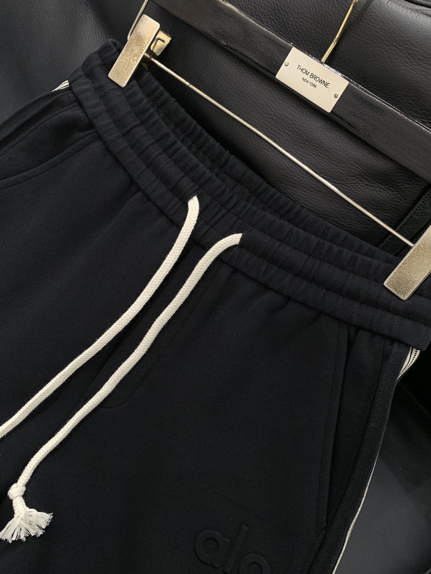 ，alo 阿洛，2025秋冬最新款，专柜同步有售，原单狠货，时尚休闲裤，上身很有特点！吸睛而有亮点，进口