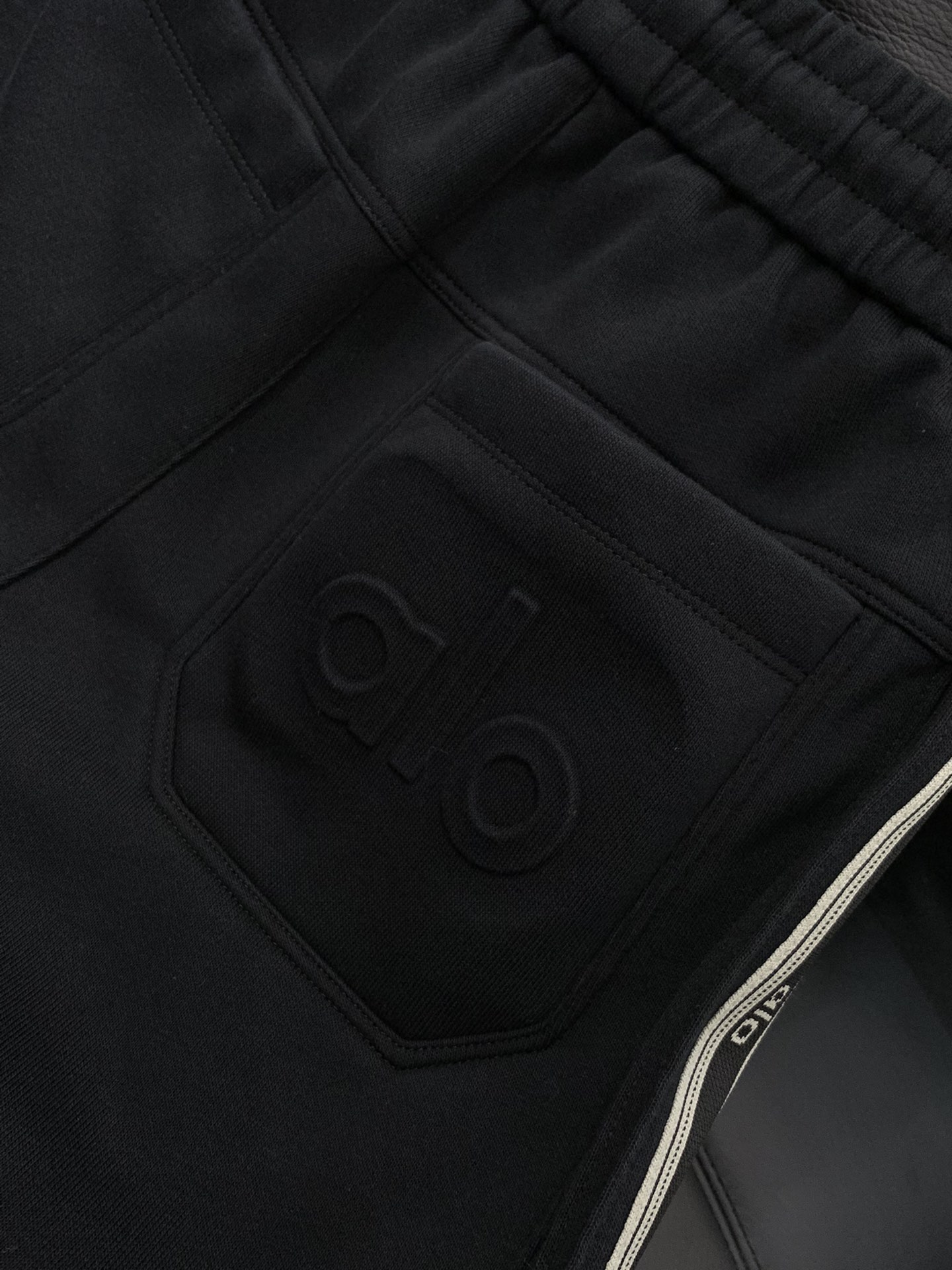 ，alo 阿洛，2025秋冬最新款，专柜同步有售，原单狠货，时尚休闲裤，上身很有特点！吸睛而有亮点，进口