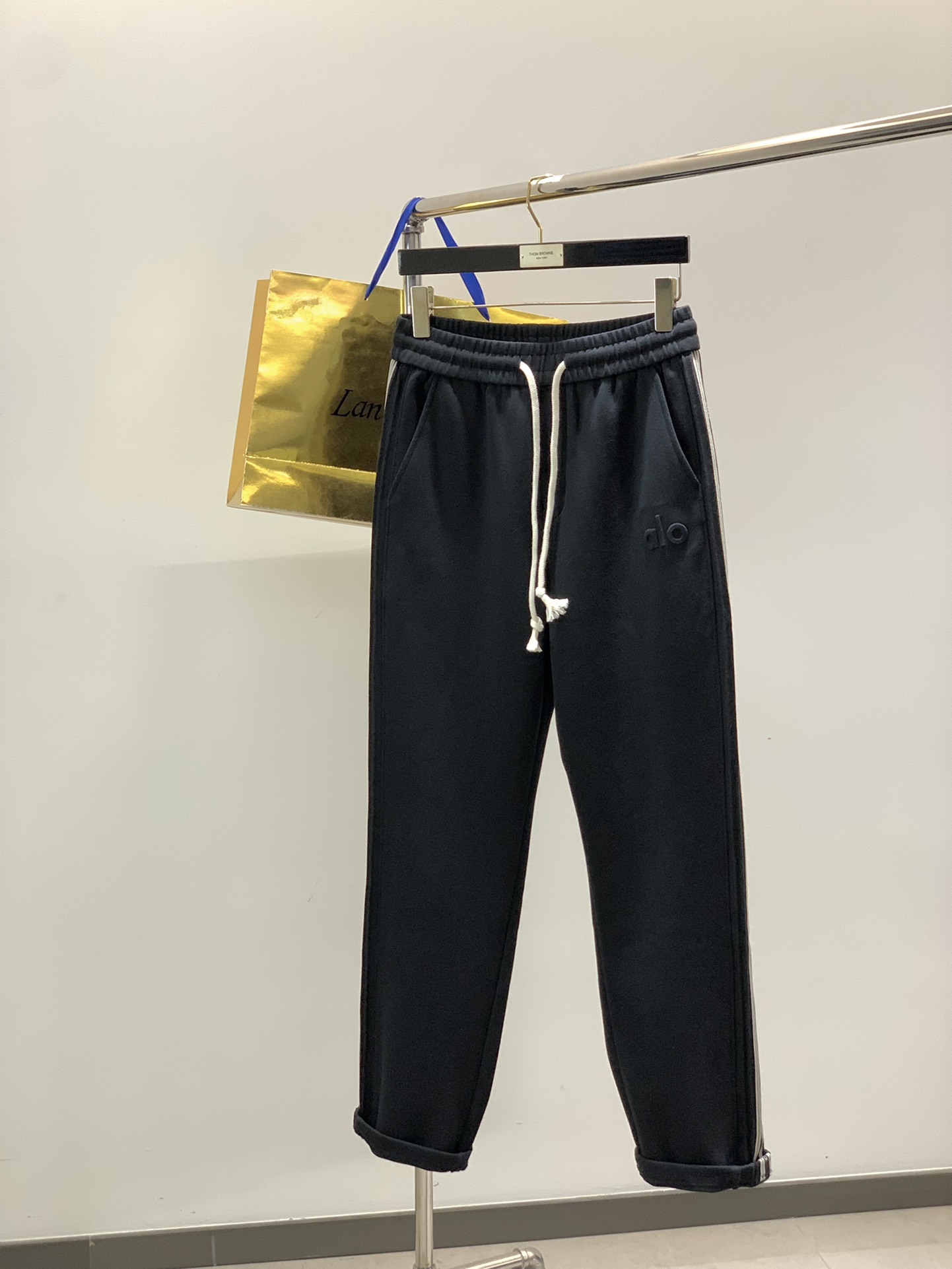 ，alo 阿洛，2025秋冬最新款，专柜同步有售，原单狠货，时尚休闲裤，上身很有特点！吸睛而有亮点，进口