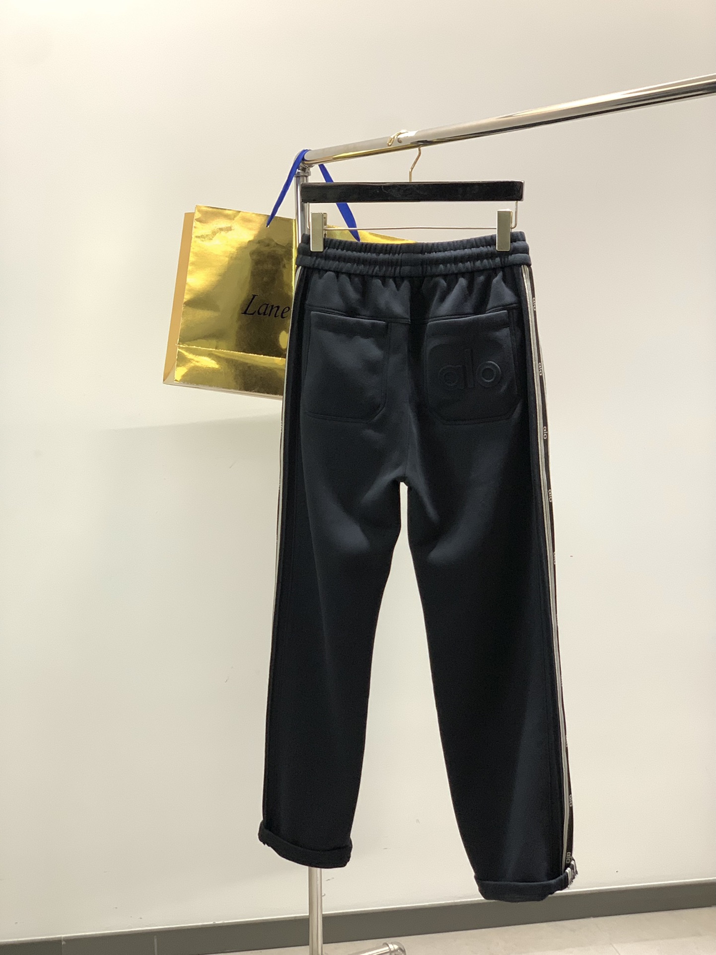 ，alo 阿洛，2025秋冬最新款，专柜同步有售，原单狠货，时尚休闲裤，上身很有特点！吸睛而有亮点，进口