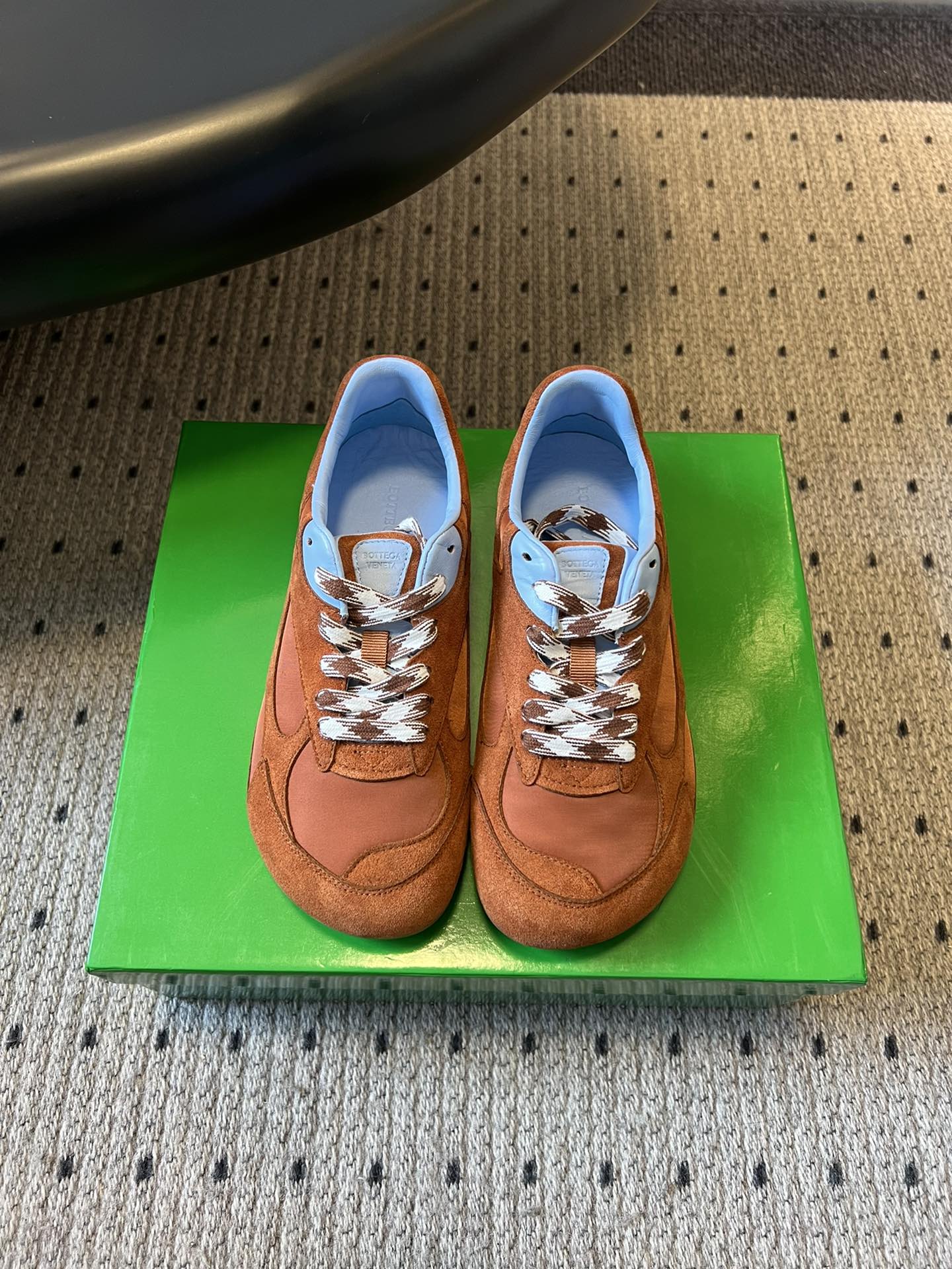 NO:628730,The top-quality Bottega Venet* 25ss new spliced-style casual sports shoes are in retro sports style. The shoe shape has smooth lines and a retro charm. At the same time, it integrates the brand's low-key luxury design concept, with a sense of luxury in simplicity. There is no obvious and exaggerated brand logo, and the brand texture is reflected in materials and craftsmanship, which is in line with the current 'low-key luxury' trend. The upper is made of suede, leather and other high-quality materials, with a delicate texture and rich layers; the shoelaces are designed with brand-specific woven details to enhance the sense of sophistication.  The shoe shape fits the foot shape and is comfortable to wear, suitable for long-term walking; the retro thick-soled design not only increases the height, but also ensures the stability of walking. The overall style is versatile and textured, which is a good choice to improve the dressing taste. Wool/cow suede upper, sheepskin lining, original open-molded outsole, increased by 3cm, size 35-41 for women, size 39-45 for men (customized sizes 40 and 45 are not returnable), casual shoes/sports shoes, bottega  veneta,sneakers,sheepskin,chamois leather19860909顶级品质 Bottega Venet* 25ss新款拼接风休闲运动鞋 属于复古运动风,鞋型线条流畅且带有复古韵味,同时融入品牌低调奢华的设计理念,简约中透着高级感.无明显夸张的品牌标识,以材质和工艺体现品牌质感,符合当下“低调奢华”的穿搭趋势.鞋面采用麂皮、皮革等优质材质拼接,质感细腻且层次丰富；鞋带设计有品牌特色的编织细节,提升精致感. 鞋型贴合脚型,穿着舒适,适合长时间行走；复古厚底设计在增加高度的同时,也保证了行走的稳定性.整体风格百搭且具有质感,是提升穿搭品味的不错选择. 鞋面羊毛/牛反绒 内里羊皮 大底原版开模大底 增高3cm size女码35-41码 男码39-45码（40、45码定制不退换）,休闲鞋/运动鞋,bottega veneta,sneakers,sheepskin,chamois leather,Women's Shoes