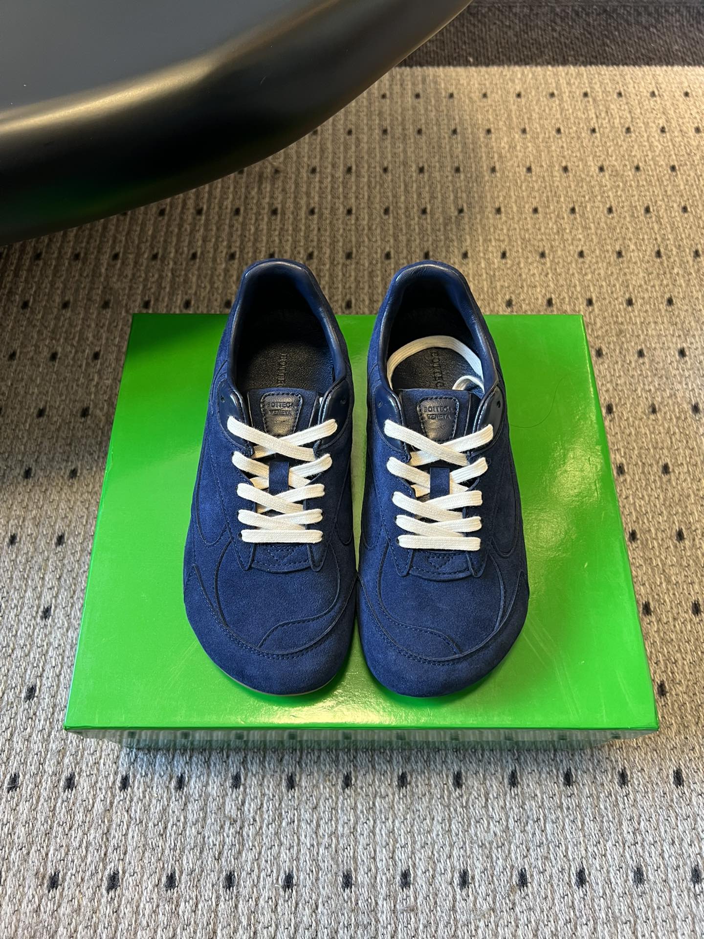 NO:628722,The top-quality Bottega Venet* 25ss new spliced-style casual sports shoes are in retro sports style. The shoe shape has smooth lines and a retro charm. At the same time, it integrates the brand's low-key luxury design concept, with a sense of luxury in simplicity. There is no obvious and exaggerated brand logo, and the brand texture is reflected in materials and craftsmanship, which is in line with the current 'low-key luxury' trend. The upper is made of suede, leather and other high-quality materials, with a delicate texture and rich layers; the shoelaces are designed with brand-specific woven details to enhance the sense of sophistication.  The shoe shape fits the foot shape and is comfortable to wear, suitable for long-term walking; the retro thick-soled design not only increases the height, but also ensures the stability of walking. The overall style is versatile and textured, which is a good choice to improve the dressing taste. Wool/cow suede upper, sheepskin lining, original open-molded outsole, increased by 3cm, size 35-41 for women, size 39-45 for men (customized sizes 40 and 45 are not returnable), casual shoes/sports shoes, bottega  veneta,sneakers,sheepskin,chamois leather19860909顶级品质 Bottega Venet* 25ss新款拼接风休闲运动鞋 属于复古运动风,鞋型线条流畅且带有复古韵味,同时融入品牌低调奢华的设计理念,简约中透着高级感.无明显夸张的品牌标识,以材质和工艺体现品牌质感,符合当下“低调奢华”的穿搭趋势.鞋面采用麂皮、皮革等优质材质拼接,质感细腻且层次丰富；鞋带设计有品牌特色的编织细节,提升精致感. 鞋型贴合脚型,穿着舒适,适合长时间行走；复古厚底设计在增加高度的同时,也保证了行走的稳定性.整体风格百搭且具有质感,是提升穿搭品味的不错选择. 鞋面羊毛/牛反绒 内里羊皮 大底原版开模大底 增高3cm size女码35-41码 男码39-45码（40、45码定制不退换）,休闲鞋/运动鞋,bottega veneta,sneakers,sheepskin,chamois leather,Women's Shoes