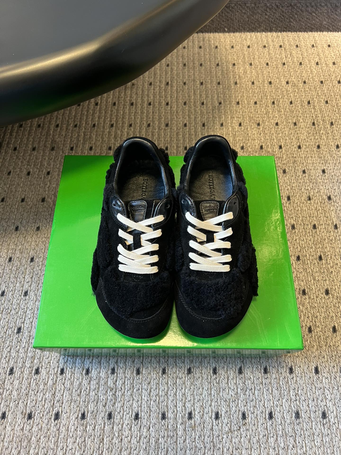 NO:628945,Bottega Venet* 25ss new splicing-style casual sports shoes belong to the retro sports style. The shoe shape has smooth lines and a retro charm. At the same time, it integrates the brand's low-key luxury design concept, with a sense of luxury in simplicity. There is no obvious exaggerated brand logo, and the brand texture is reflected by materials and craftsmanship, in line with the current 'low-key luxury' trend. The upper is made of suede, leather and other high-quality materials, with a delicate texture and rich layers; the shoelaces are designed with brand-specific woven details to enhance the sense of sophistication.  The shoe shape fits the foot shape and is comfortable to wear, suitable for long-term walking; the retro thick-soled design not only increases the height, but also ensures the stability of walking. The overall style is versatile and textured, which is a good choice to improve the dressing taste. Wool/cow suede upper, sheepskin lining, original open-molded outsole, increased by 3cm, size 35-41 for women, 39-45 for men (customized sizes 40 and 45 are not returnable), women's  Men's size,casual shoes/sports shoes,bottega veneta,sneakers,sheepskin,chamois leather19860909Bottega Venet* 25ss新款拼接风休闲运动鞋 属于复古运动风,鞋型线条流畅且带有复古韵味,同时融入品牌低调奢华的设计理念,简约中透着高级感.无明显夸张的品牌标识,以材质和工艺体现品牌质感,符合当下“低调奢华”的穿搭趋势.鞋面采用麂皮、皮革等优质材质拼接,质感细腻且层次丰富；鞋带设计有品牌特色的编织细节,提升精致感. 鞋型贴合脚型,穿着舒适,适合长时间行走；复古厚底设计在增加高度的同时,也保证了行走的稳定性.整体风格百搭且具有质感,是提升穿搭品味的不错选择. 鞋面羊毛/牛反绒 内里羊皮 大底原版开模大底 增高3cm size女码35-41码 男码39-45码（40、45码定制不退换） 女码 男码,休闲鞋/运动鞋,bottega veneta,sneakers,sheepskin,chamois leather,Women's Shoes