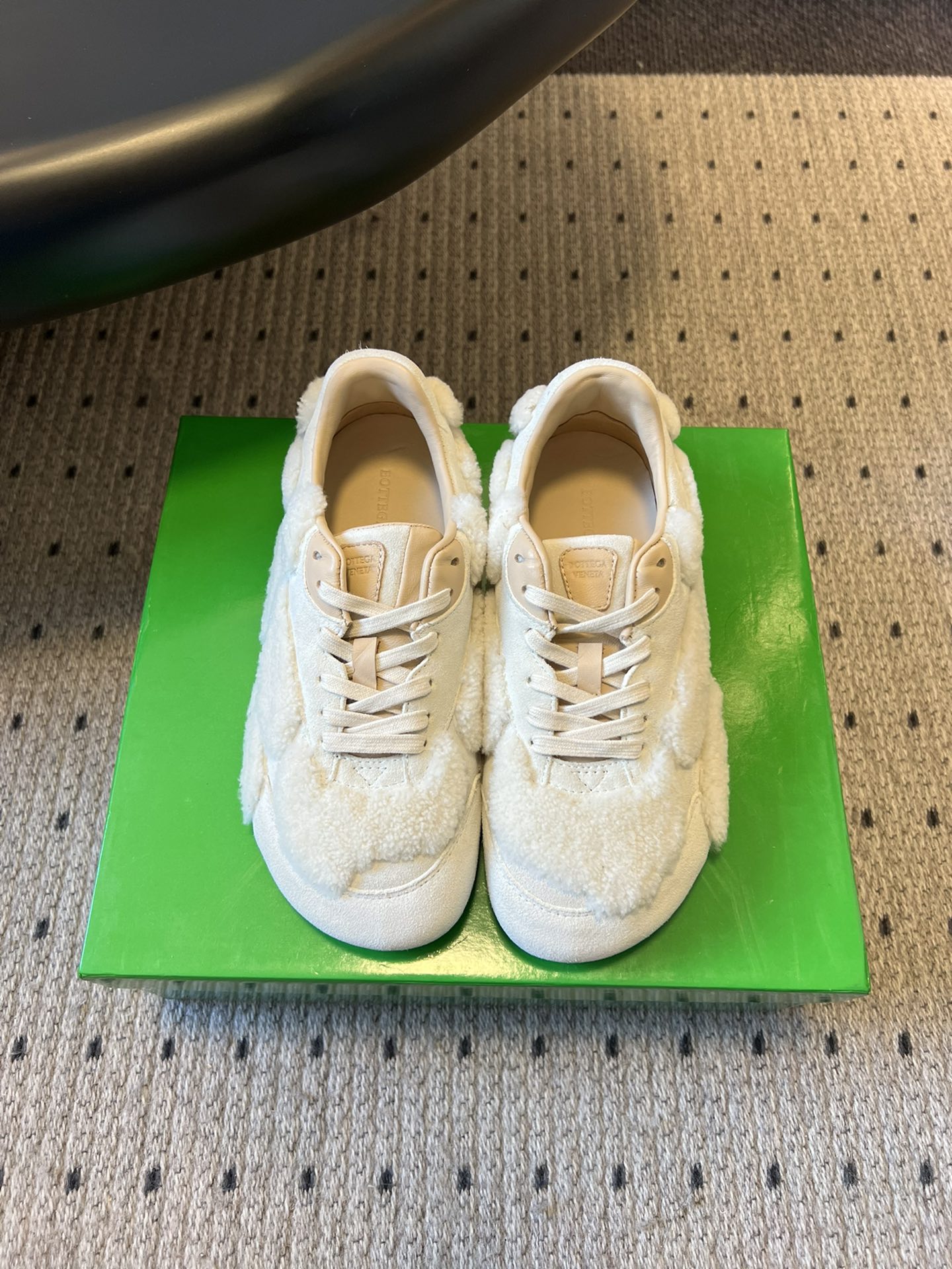 NO:628737,The top-quality Bottega Venet* 25ss new spliced-style casual sports shoes are in retro sports style. The shoe shape has smooth lines and a retro charm. At the same time, it integrates the brand's low-key luxury design concept, with a sense of luxury in simplicity. There is no obvious and exaggerated brand logo, and the brand texture is reflected in materials and craftsmanship, which is in line with the current 'low-key luxury' trend. The upper is made of suede, leather and other high-quality materials, with a delicate texture and rich layers; the shoelaces are designed with brand-specific woven details to enhance the sense of sophistication.  The shoe shape fits the foot shape and is comfortable to wear, suitable for long-term walking; the retro thick-soled design not only increases the height, but also ensures the stability of walking. The overall style is versatile and textured, which is a good choice to improve the dressing taste. Wool/cow suede upper, sheepskin lining, original open-molded outsole, increased by 3cm, size 35-41 for women, size 39-45 for men (customized sizes 40 and 45 are not returnable), casual shoes/sports shoes, bottega  veneta,sneakers,sheepskin,chamois leather19860909顶级品质 Bottega Venet* 25ss新款拼接风休闲运动鞋 属于复古运动风,鞋型线条流畅且带有复古韵味,同时融入品牌低调奢华的设计理念,简约中透着高级感.无明显夸张的品牌标识,以材质和工艺体现品牌质感,符合当下“低调奢华”的穿搭趋势.鞋面采用麂皮、皮革等优质材质拼接,质感细腻且层次丰富；鞋带设计有品牌特色的编织细节,提升精致感. 鞋型贴合脚型,穿着舒适,适合长时间行走；复古厚底设计在增加高度的同时,也保证了行走的稳定性.整体风格百搭且具有质感,是提升穿搭品味的不错选择. 鞋面羊毛/牛反绒 内里羊皮 大底原版开模大底 增高3cm size女码35-41码 男码39-45码（40、45码定制不退换）,休闲鞋/运动鞋,bottega veneta,sneakers,sheepskin,chamois leather,Women's Shoes