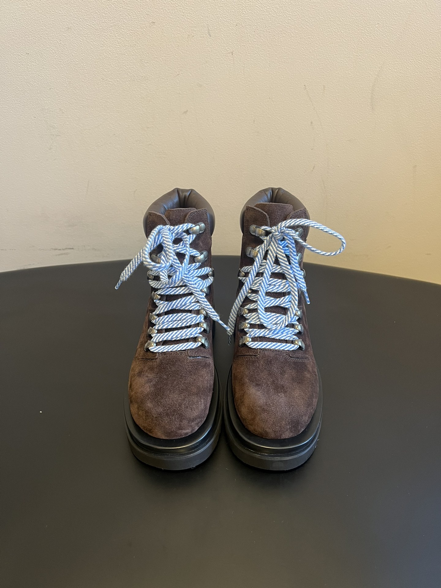 NO:628952,Bottega Venet* 25ss new warm lace-up plus velvet thick-soled Martin boots for autumn and winter. They are outdoor workwear-style short boots that combine the sophistication of luxury brands with the practicality of outdoor boots. They include leather suede and other materials, and some styles have plush linings at the tops (warmth + added gentleness). The shoelaces are woven in contrasting colors, which are visually memorable;  The shoe body is decorated with metal rivets, which enhances the workwear style; it is equipped with a thick toothed sole, which not only increases the height but also retains the rugged feel of outdoor boots. It is mainly made of retro/earth colors such as dark brown, black, caramel brown, etc., suitable for autumn and winter wear. The upper is cowhide/cow suede, and the lining is sheepskin. The original open-molded outsole is increased by 6cm, size 35-41 (40 size customization is not returnable), snow boots, bottega  veneta,boots,cowhide,sheepskin,chamois leather19860909Bottega Venet* 25ss秋冬新款保暖系带加绒厚底马丁靴短靴 属于户外工装风短靴,结合了奢侈品牌的精致感与户外靴的实用型.包含皮革麂皮等材质,部分款式鞋口加了毛绒内衬（保暖+增加温柔感）.鞋带是撞色编织款,视觉上很有记忆点； 鞋身有金属铆钉装饰,强化了工装风格；配了厚底齿状鞋底,既增高又保留了户外靴的粗犷感.以深棕、黑、焦糖棕等复古/大地色系为主,适配秋冬穿搭. 鞋面牛皮/牛反绒 内里羊皮 大底原版开模大底 增高6cm size35-41码（40码定制不退换）,雪地靴,bottega veneta,boots,cowhide,sheepskin,chamois leather,Women's Shoes