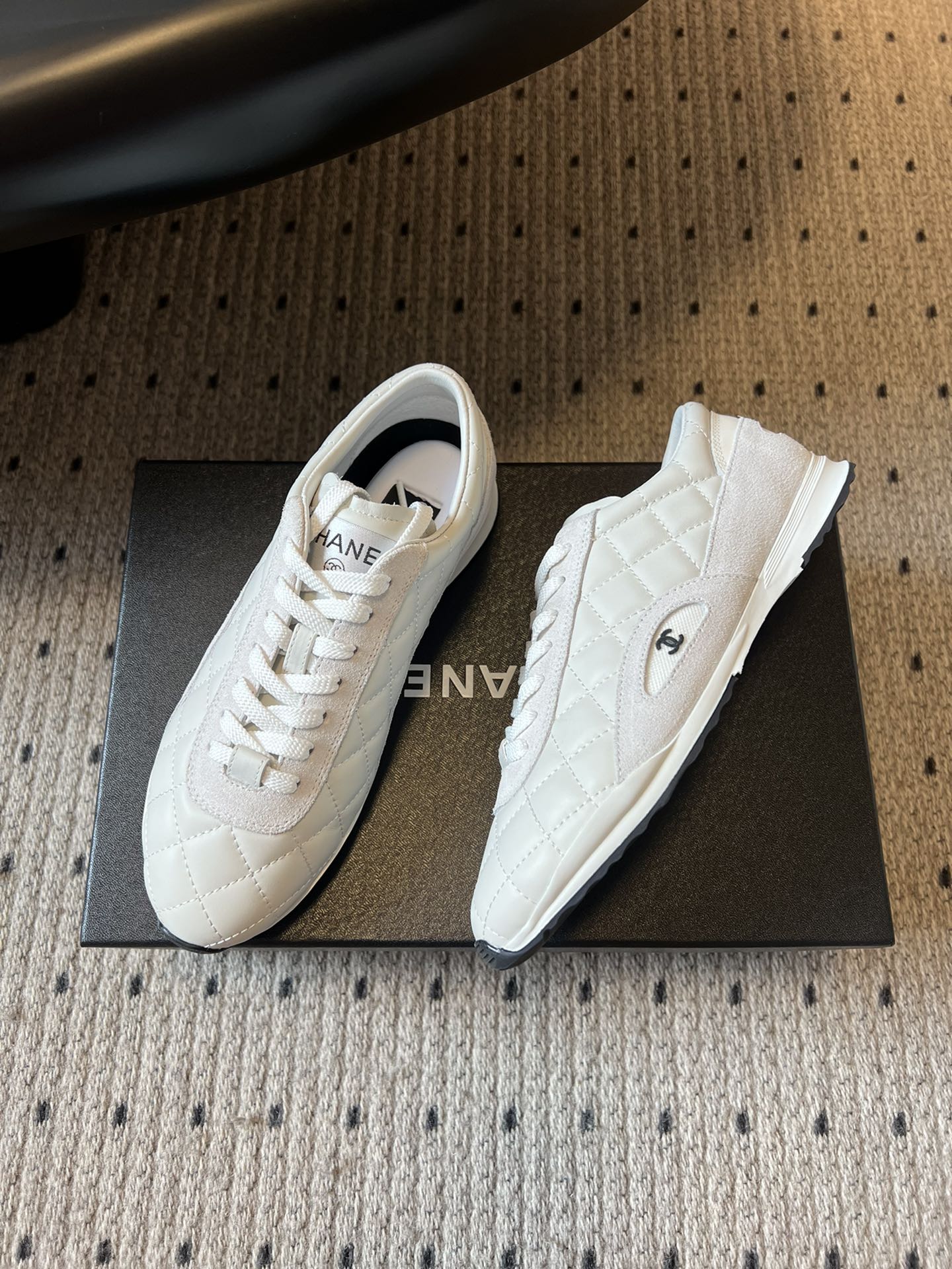 Chane* 25ss 经典款菱格运动鞋休闲鞋鞋身采用香奈儿经典菱格绗缝工艺，搭配鞋舌处的品牌标识与金属