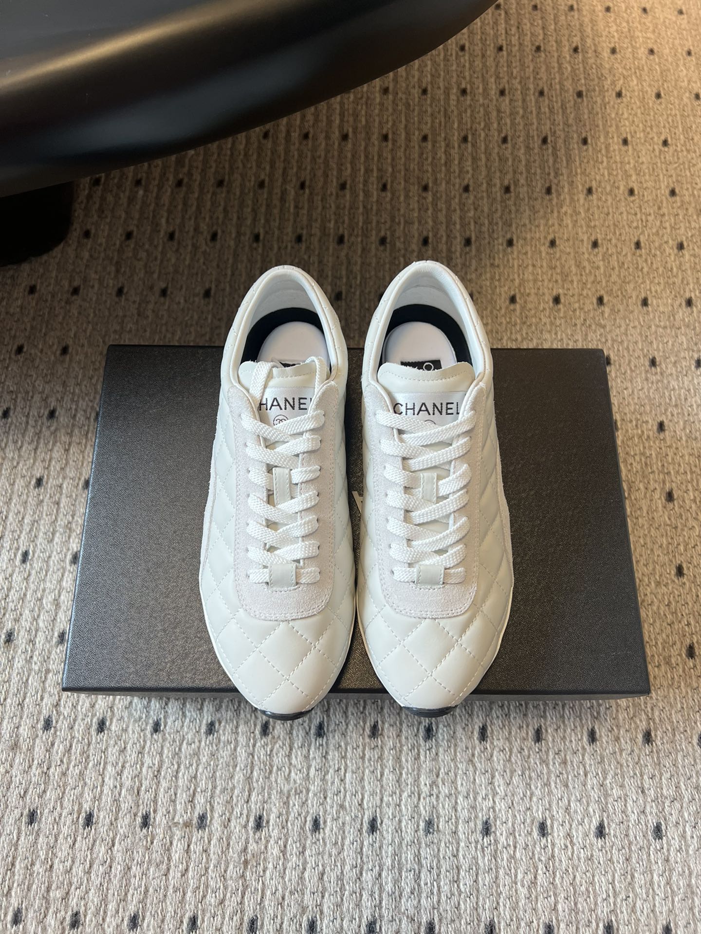Chane* 25ss 经典款菱格运动鞋休闲鞋鞋身采用香奈儿经典菱格绗缝工艺，搭配鞋舌处的品牌标识与金属
