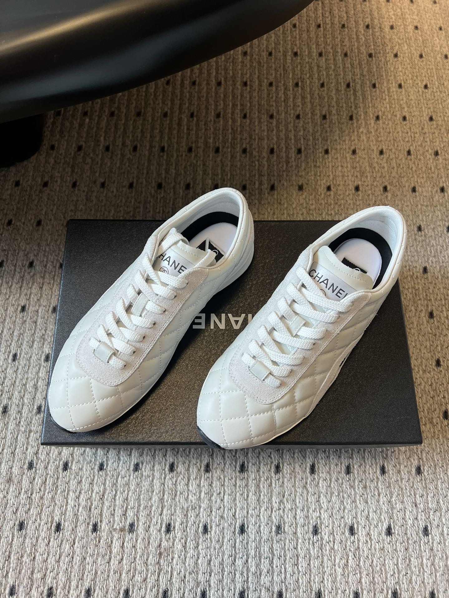 Chane* 25ss 经典款菱格运动鞋休闲鞋鞋身采用香奈儿经典菱格绗缝工艺，搭配鞋舌处的品牌标识与金属
