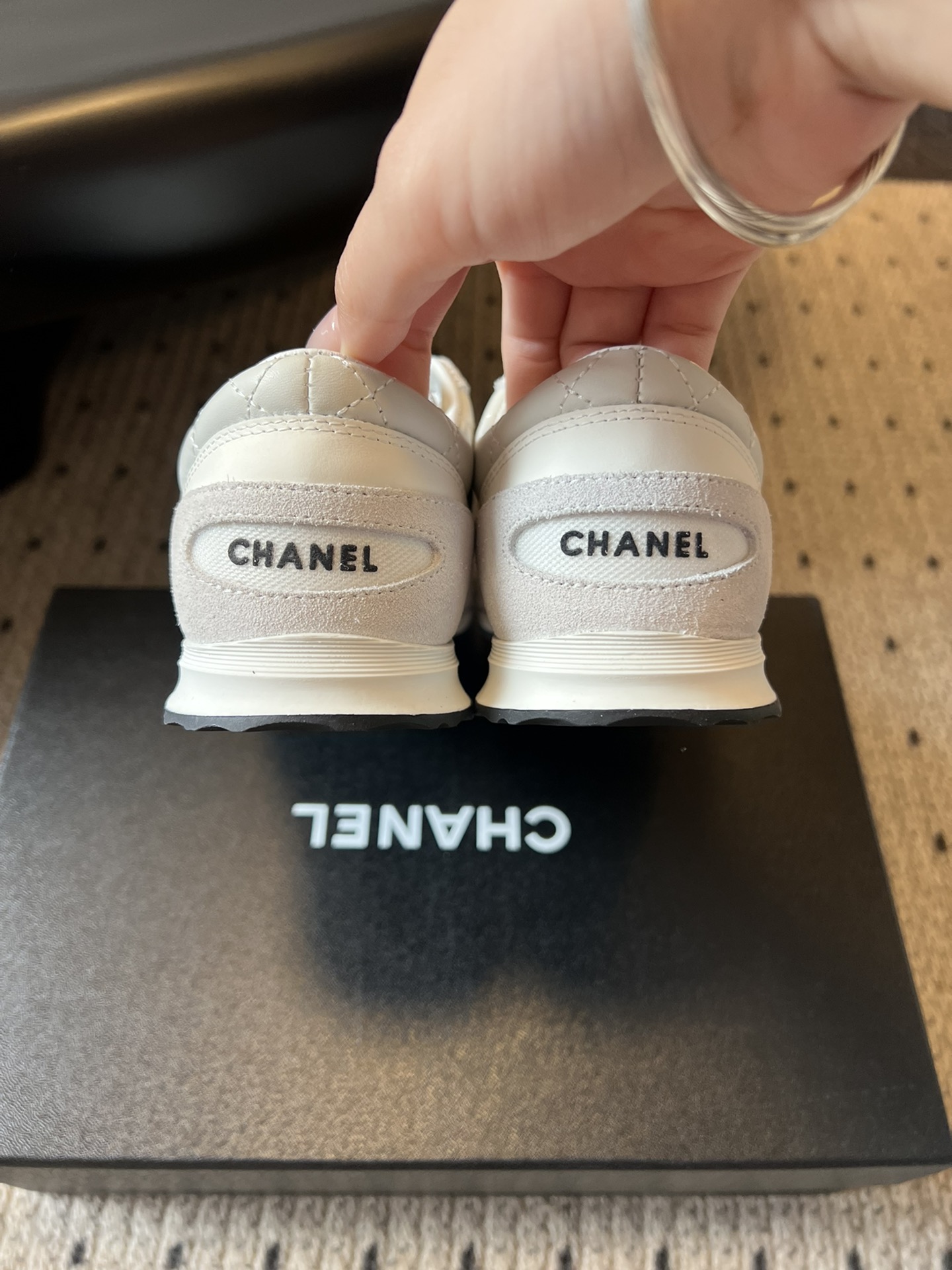 Chane* 25ss 经典款菱格运动鞋休闲鞋鞋身采用香奈儿经典菱格绗缝工艺，搭配鞋舌处的品牌标识与金属