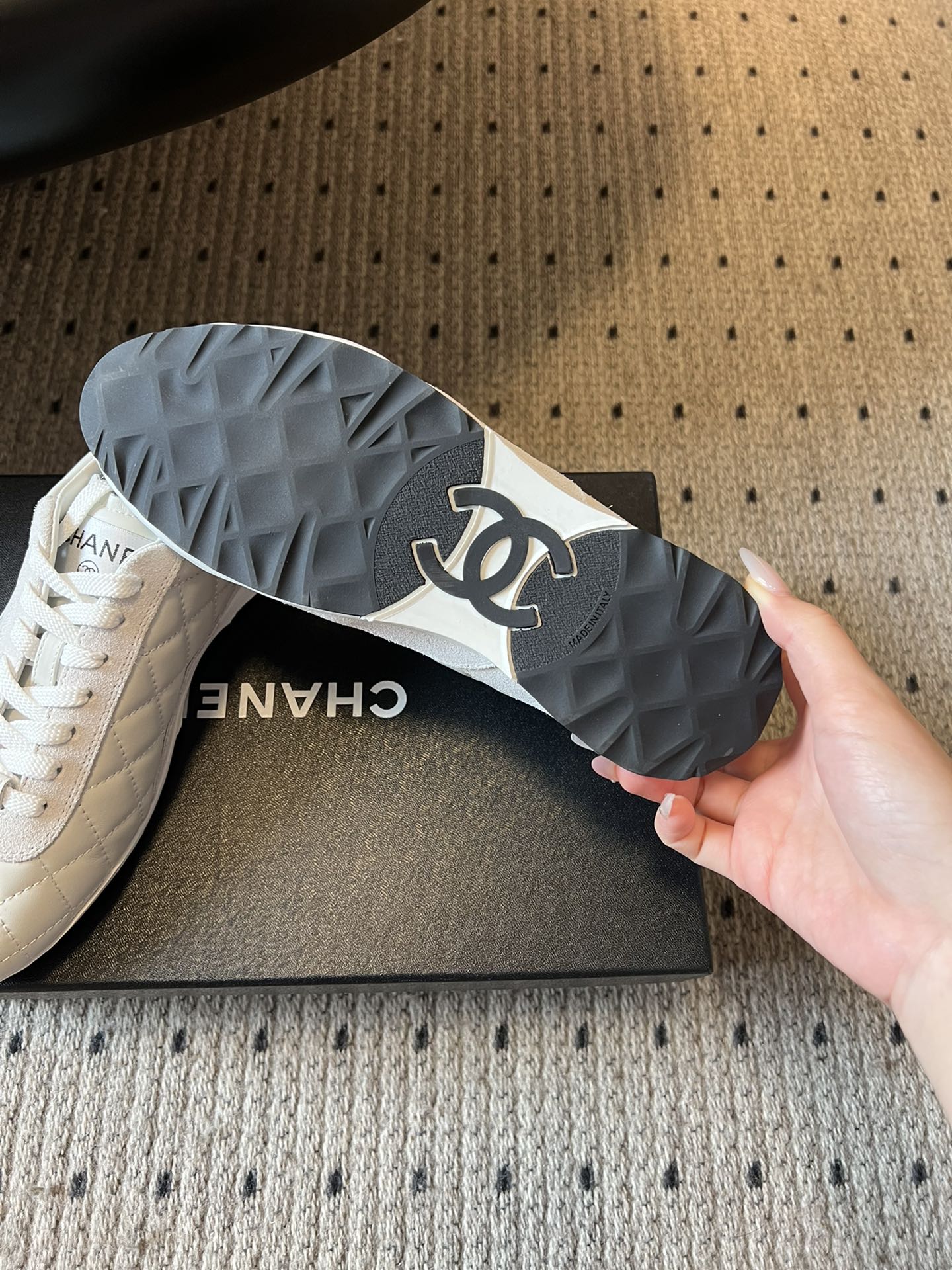 Chane* 25ss 经典款菱格运动鞋休闲鞋鞋身采用香奈儿经典菱格绗缝工艺，搭配鞋舌处的品牌标识与金属