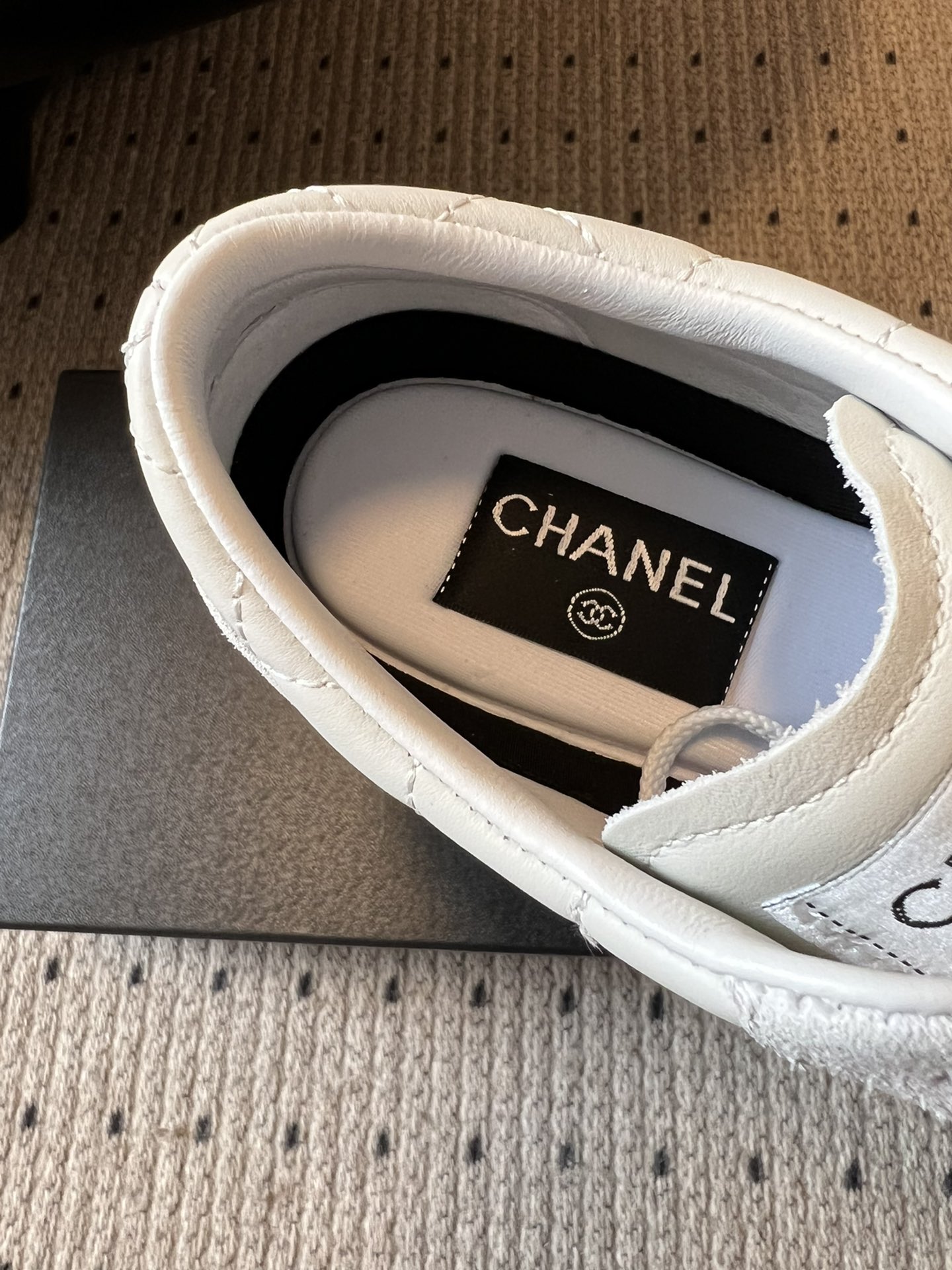 Chane* 25ss 经典款菱格运动鞋休闲鞋鞋身采用香奈儿经典菱格绗缝工艺，搭配鞋舌处的品牌标识与金属