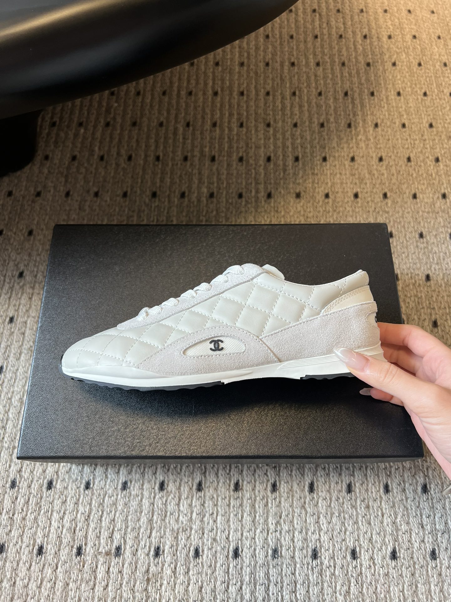 Chane* 25ss 经典款菱格运动鞋休闲鞋鞋身采用香奈儿经典菱格绗缝工艺，搭配鞋舌处的品牌标识与金属
