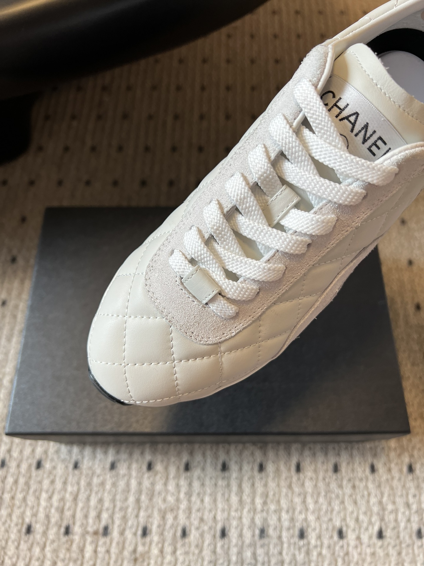 Chane* 25ss 经典款菱格运动鞋休闲鞋鞋身采用香奈儿经典菱格绗缝工艺，搭配鞋舌处的品牌标识与金属