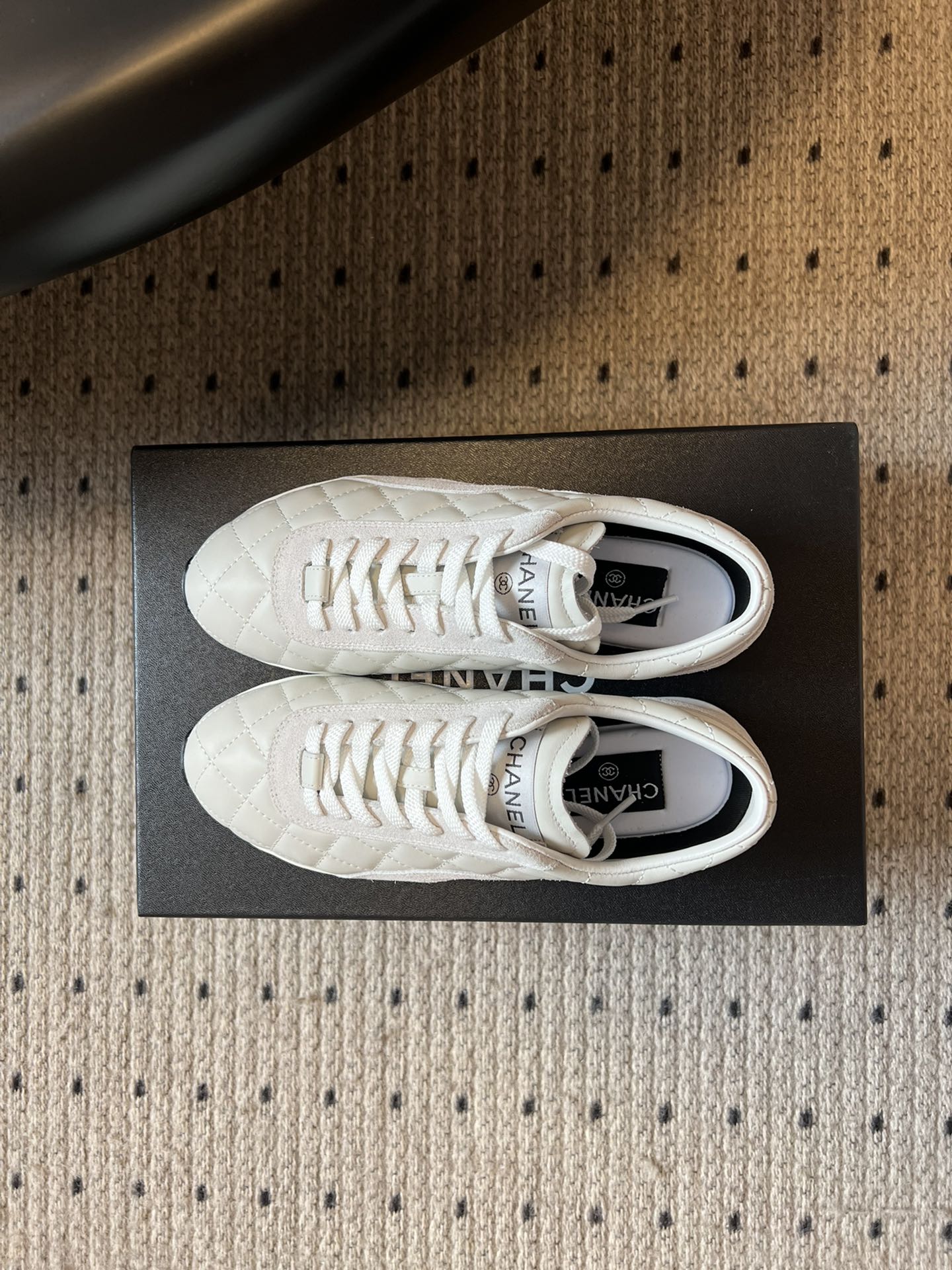 Chane* 25ss 经典款菱格运动鞋休闲鞋鞋身采用香奈儿经典菱格绗缝工艺，搭配鞋舌处的品牌标识与金属