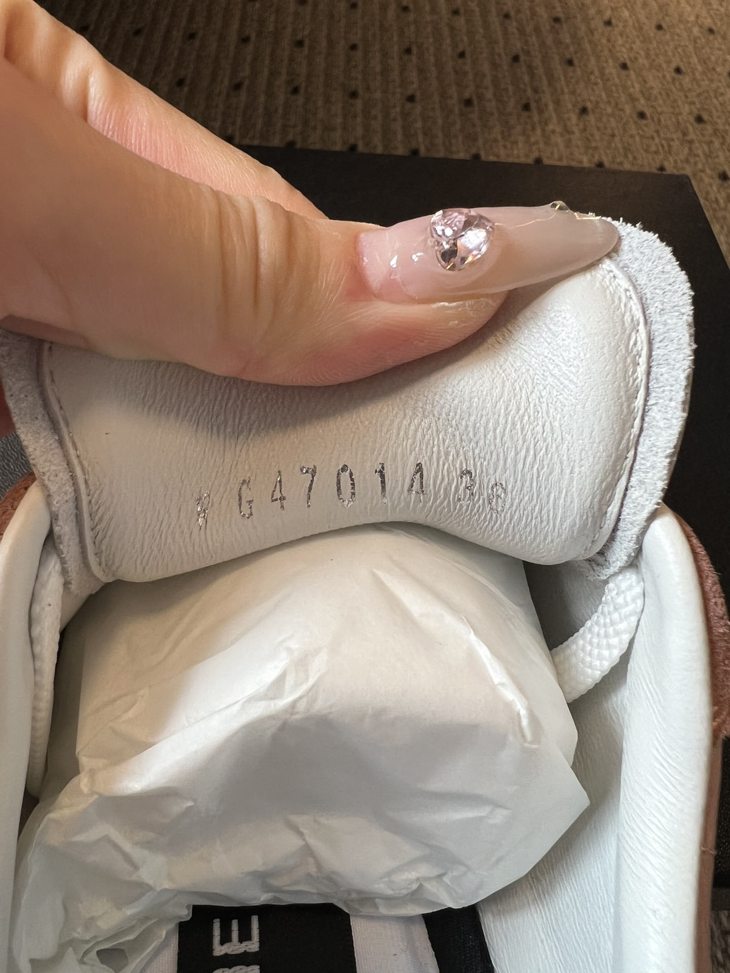 Chane* 25ss 经典款菱格运动鞋休闲鞋鞋身采用香奈儿经典菱格绗缝工艺，搭配鞋舌处的品牌标识与金属