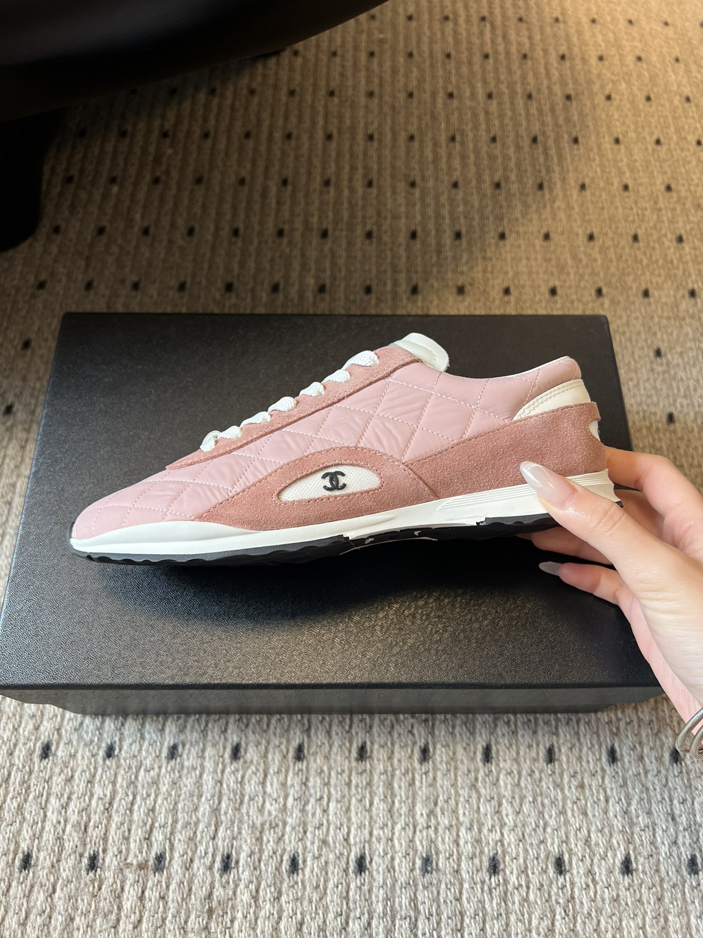 Chane* 25ss 经典款菱格运动鞋休闲鞋鞋身采用香奈儿经典菱格绗缝工艺，搭配鞋舌处的品牌标识与金属