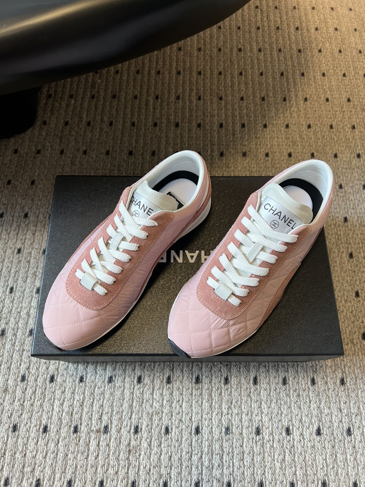 Chane* 25ss 经典款菱格运动鞋休闲鞋鞋身采用香奈儿经典菱格绗缝工艺，搭配鞋舌处的品牌标识与金属