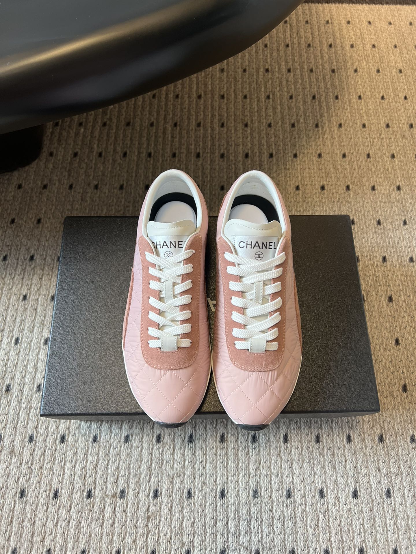 Chane* 25ss 经典款菱格运动鞋休闲鞋鞋身采用香奈儿经典菱格绗缝工艺，搭配鞋舌处的品牌标识与金属