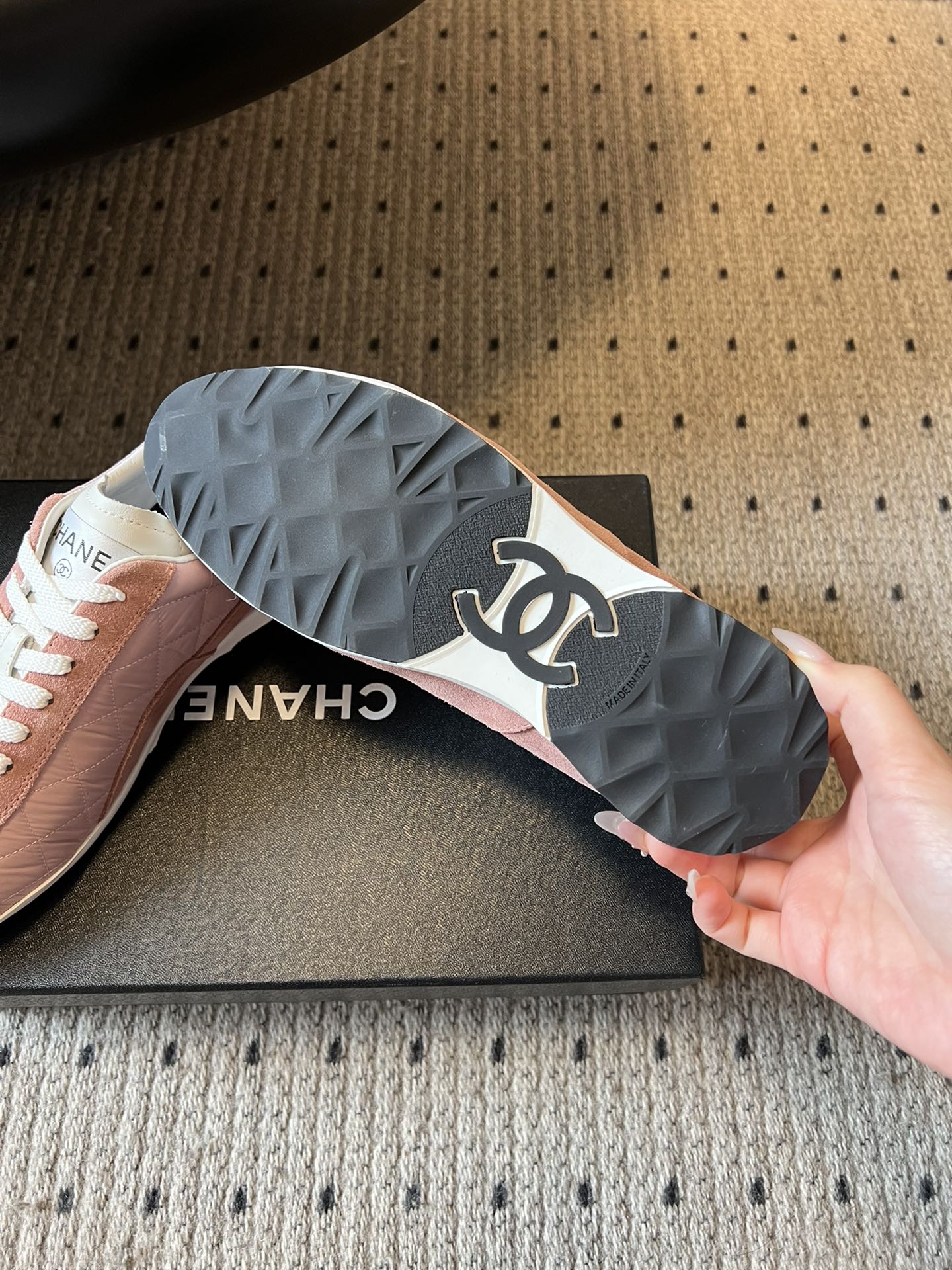 Chane* 25ss 经典款菱格运动鞋休闲鞋鞋身采用香奈儿经典菱格绗缝工艺，搭配鞋舌处的品牌标识与金属