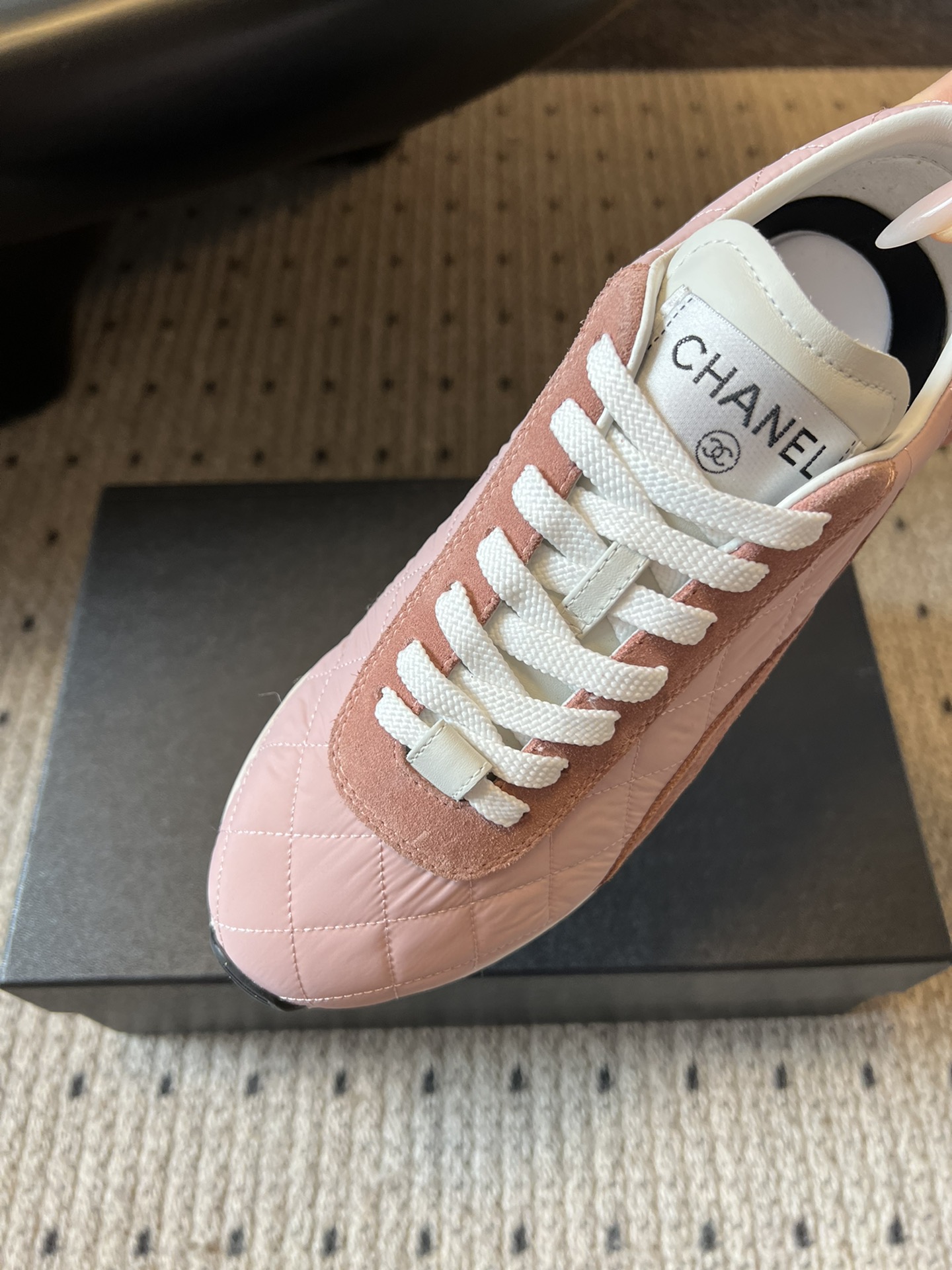 Chane* 25ss 经典款菱格运动鞋休闲鞋鞋身采用香奈儿经典菱格绗缝工艺，搭配鞋舌处的品牌标识与金属