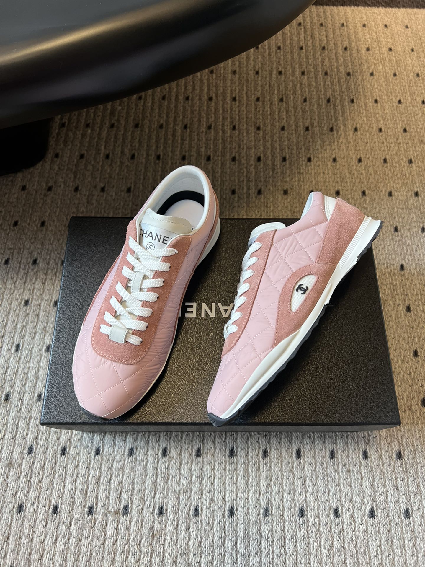 Chane* 25ss 经典款菱格运动鞋休闲鞋鞋身采用香奈儿经典菱格绗缝工艺，搭配鞋舌处的品牌标识与金属
