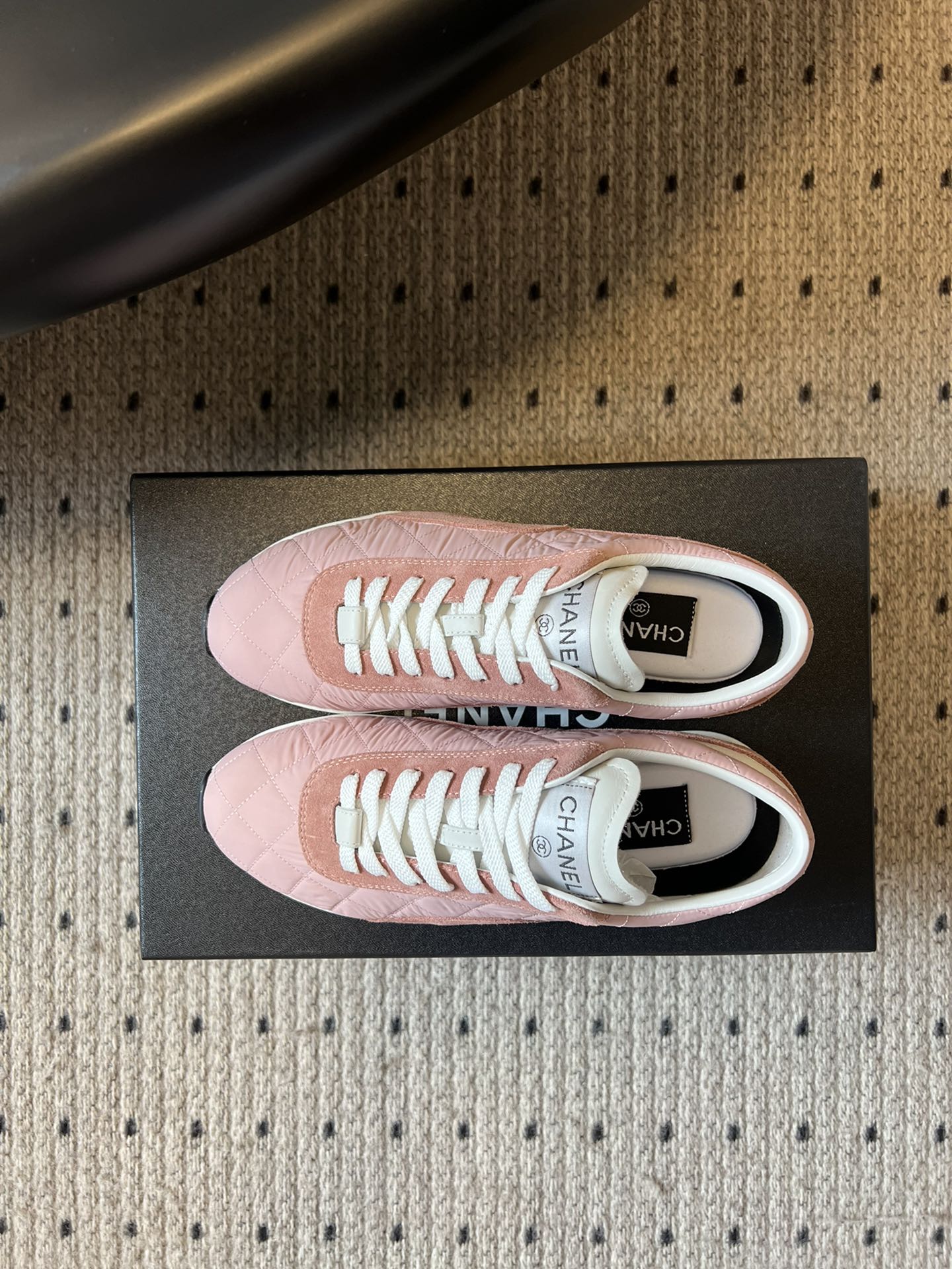 Chane* 25ss 经典款菱格运动鞋休闲鞋鞋身采用香奈儿经典菱格绗缝工艺，搭配鞋舌处的品牌标识与金属