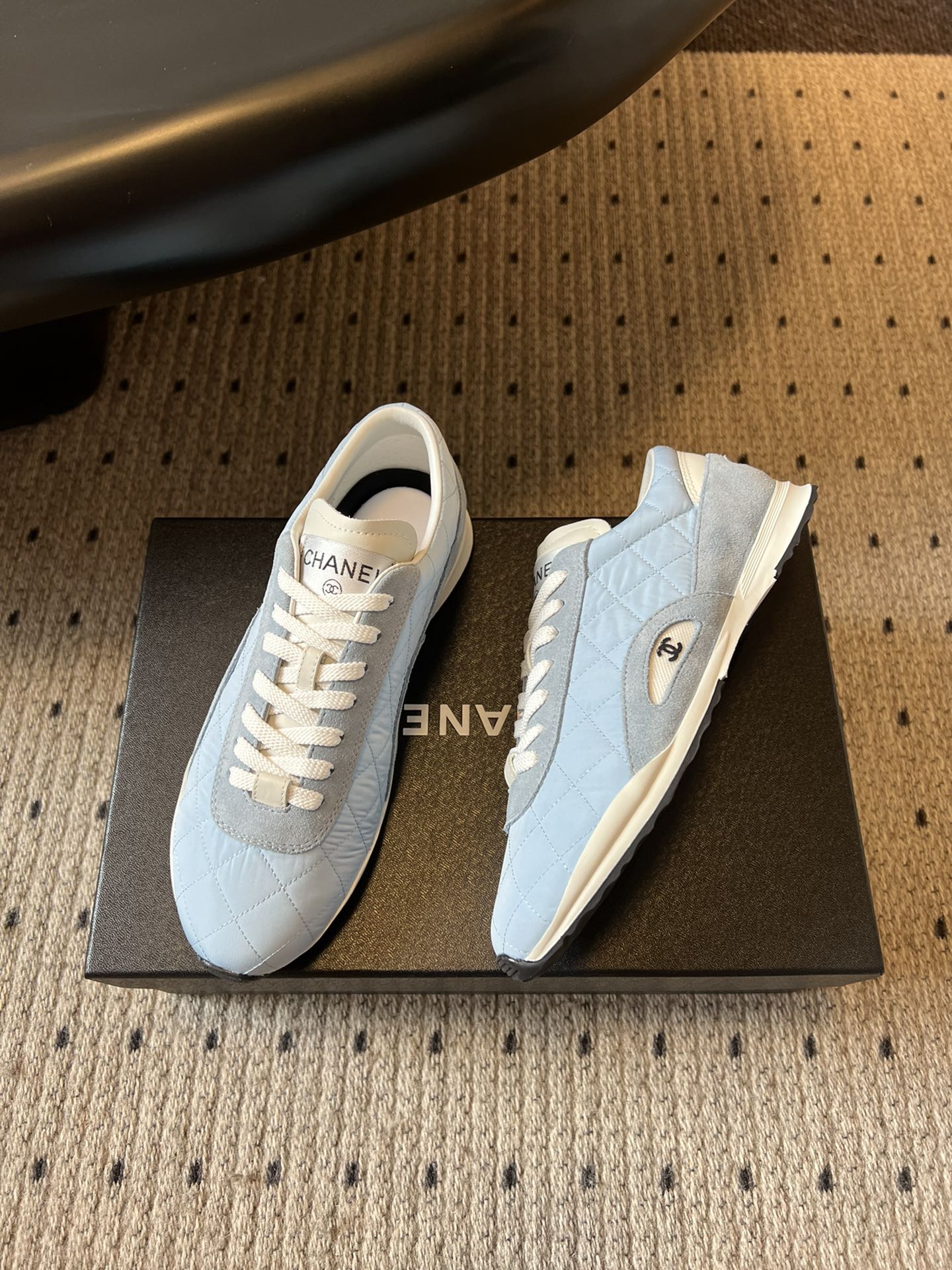 Chane* 25ss 经典款菱格运动鞋休闲鞋鞋身采用香奈儿经典菱格绗缝工艺，搭配鞋舌处的品牌标识与金属