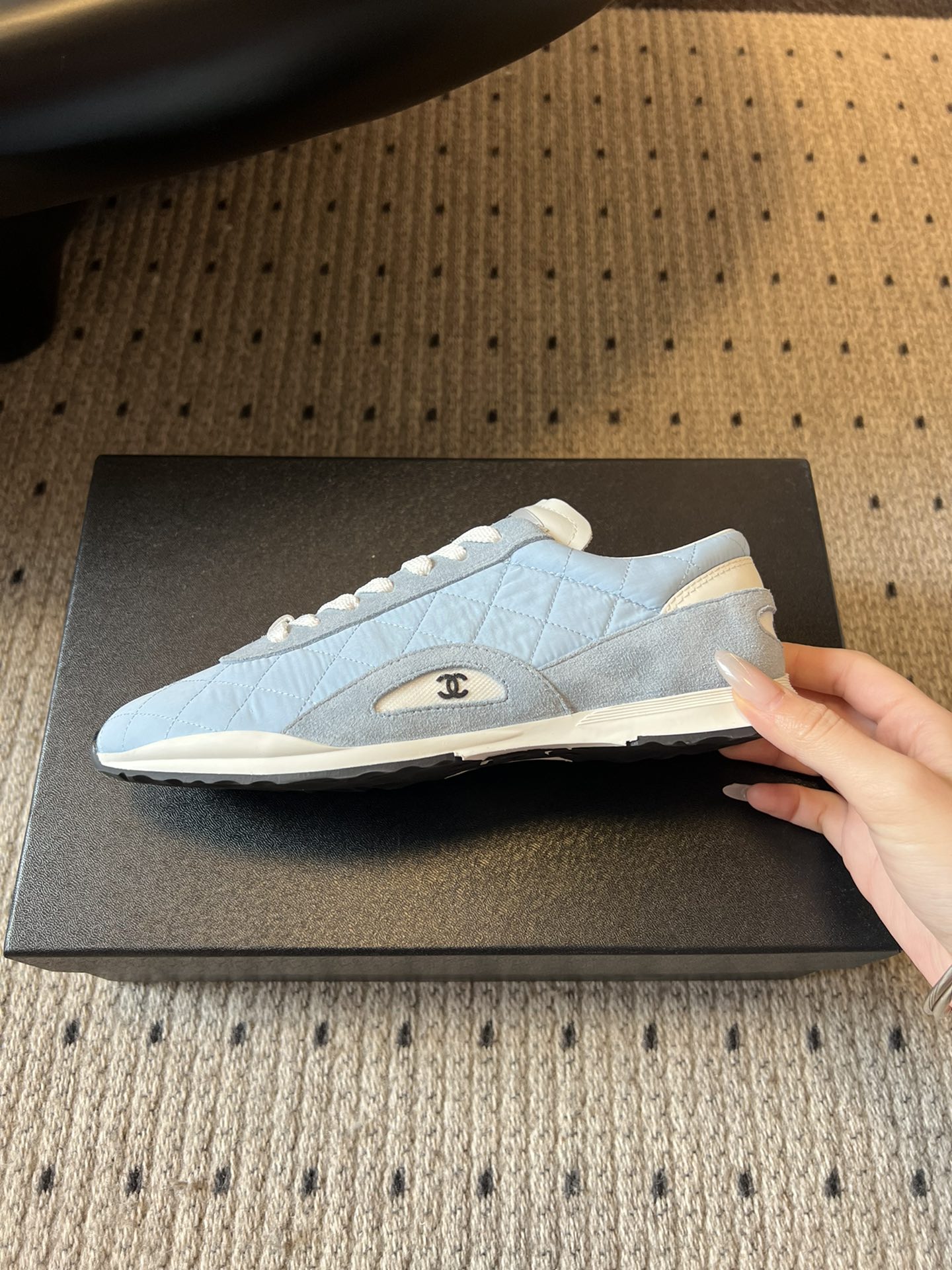 Chane* 25ss 经典款菱格运动鞋休闲鞋鞋身采用香奈儿经典菱格绗缝工艺，搭配鞋舌处的品牌标识与金属