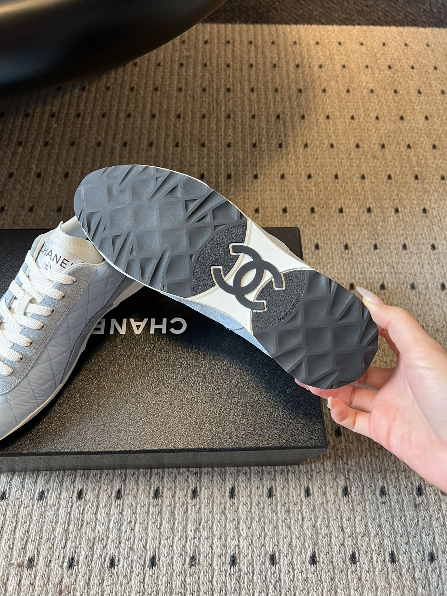 Chane* 25ss 经典款菱格运动鞋休闲鞋鞋身采用香奈儿经典菱格绗缝工艺，搭配鞋舌处的品牌标识与金属