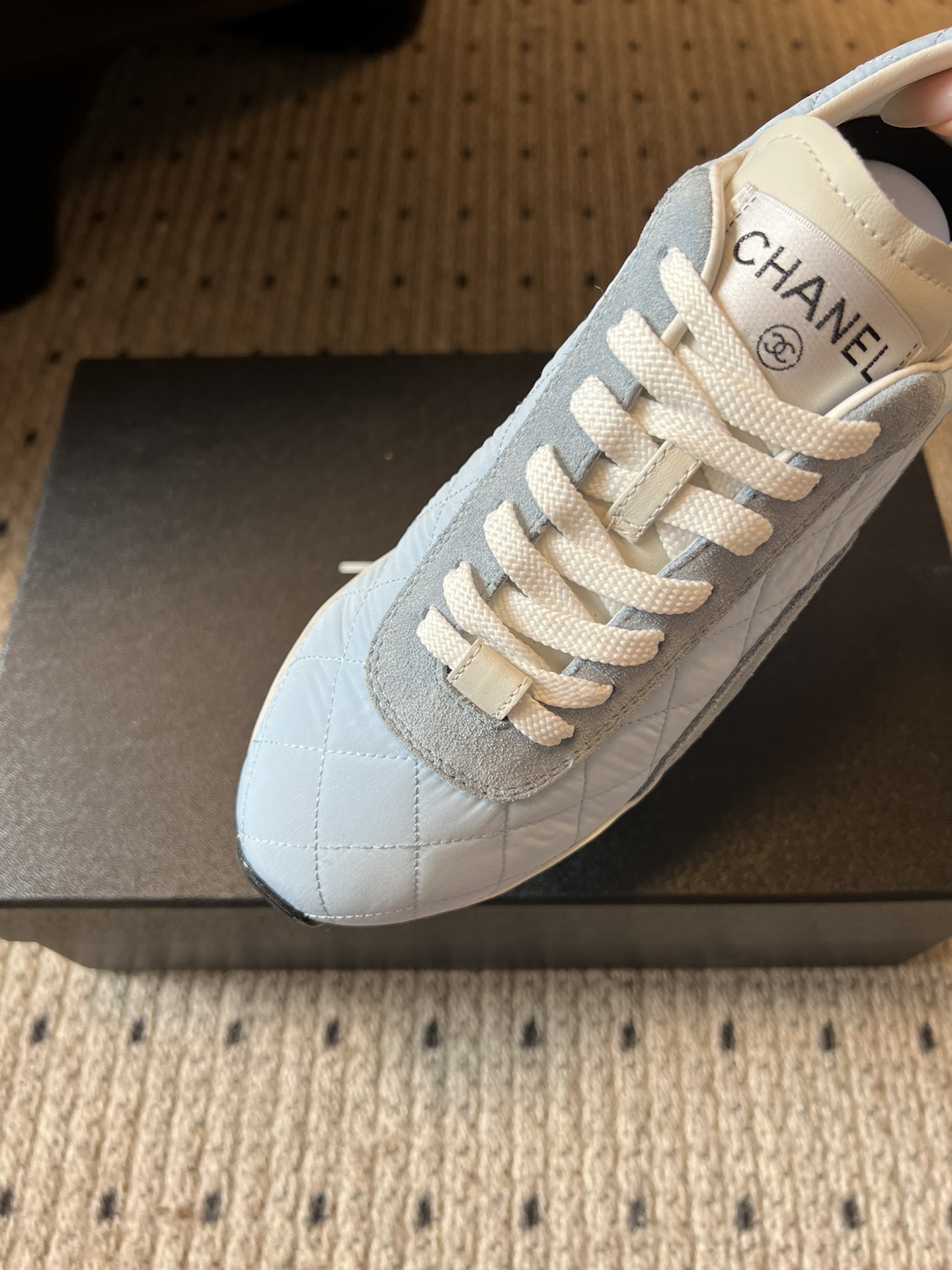 Chane* 25ss 经典款菱格运动鞋休闲鞋鞋身采用香奈儿经典菱格绗缝工艺，搭配鞋舌处的品牌标识与金属