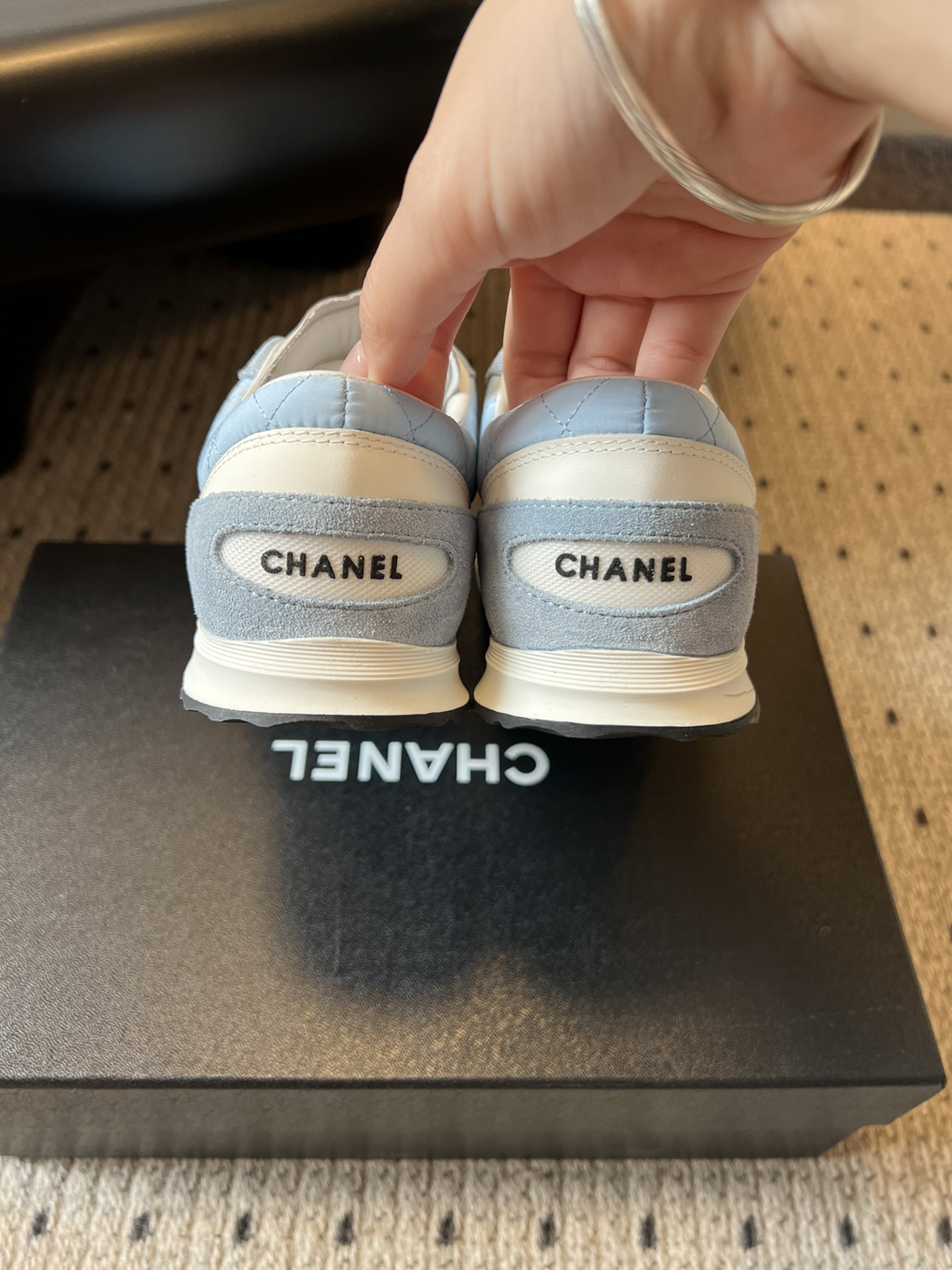 Chane* 25ss 经典款菱格运动鞋休闲鞋鞋身采用香奈儿经典菱格绗缝工艺，搭配鞋舌处的品牌标识与金属