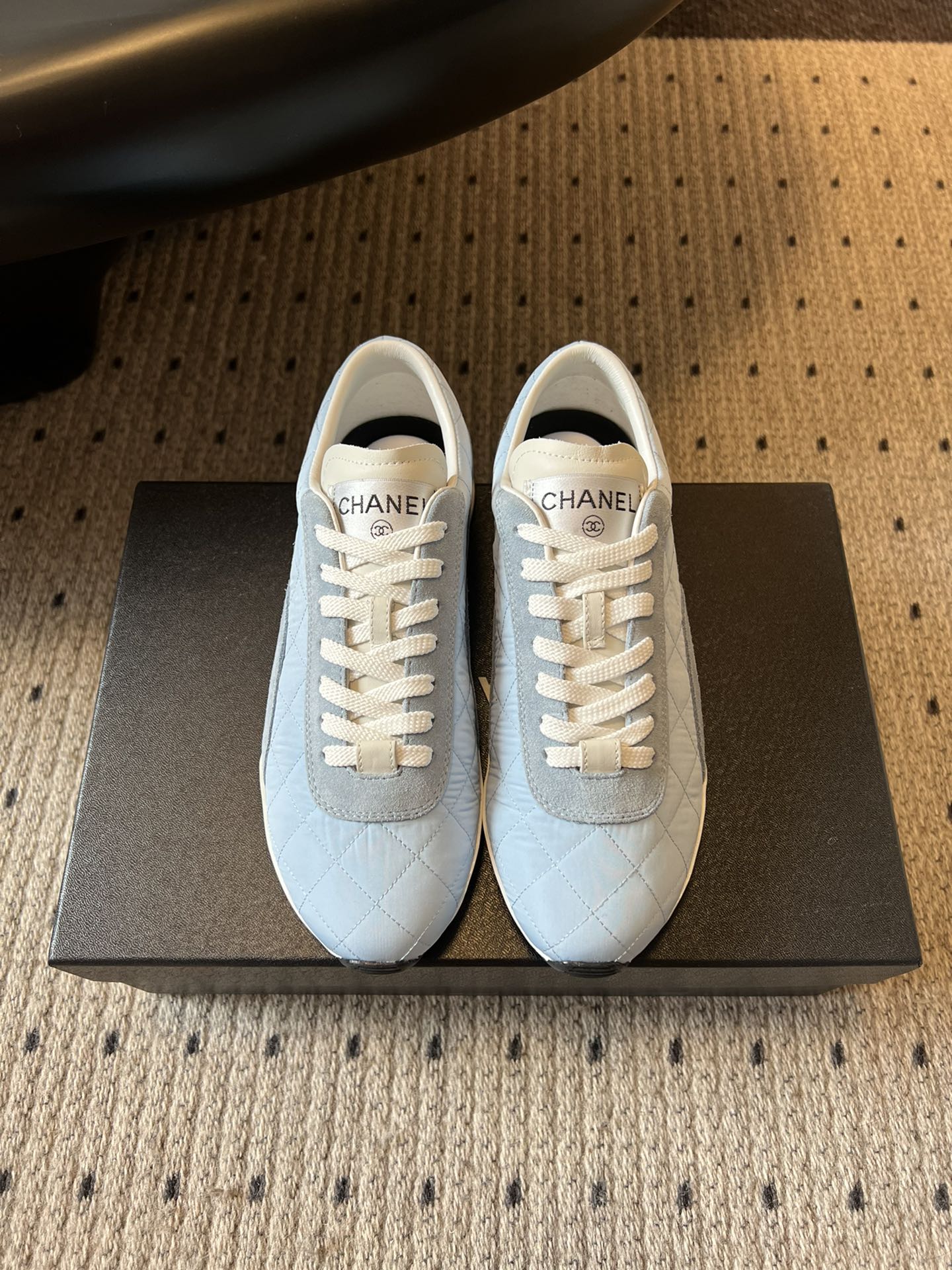 Chane* 25ss 经典款菱格运动鞋休闲鞋鞋身采用香奈儿经典菱格绗缝工艺，搭配鞋舌处的品牌标识与金属