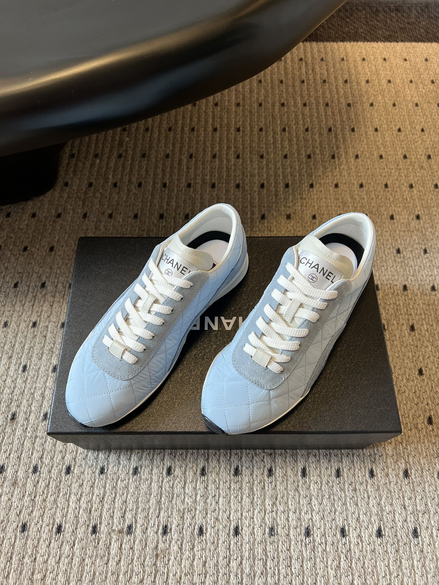 Chane* 25ss 经典款菱格运动鞋休闲鞋鞋身采用香奈儿经典菱格绗缝工艺，搭配鞋舌处的品牌标识与金属