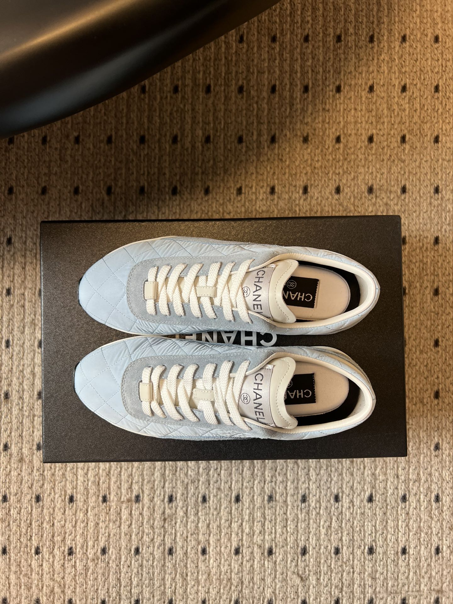 Chane* 25ss 经典款菱格运动鞋休闲鞋鞋身采用香奈儿经典菱格绗缝工艺，搭配鞋舌处的品牌标识与金属