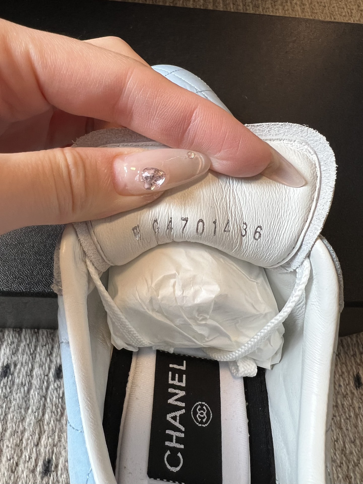 Chane* 25ss 经典款菱格运动鞋休闲鞋鞋身采用香奈儿经典菱格绗缝工艺，搭配鞋舌处的品牌标识与金属