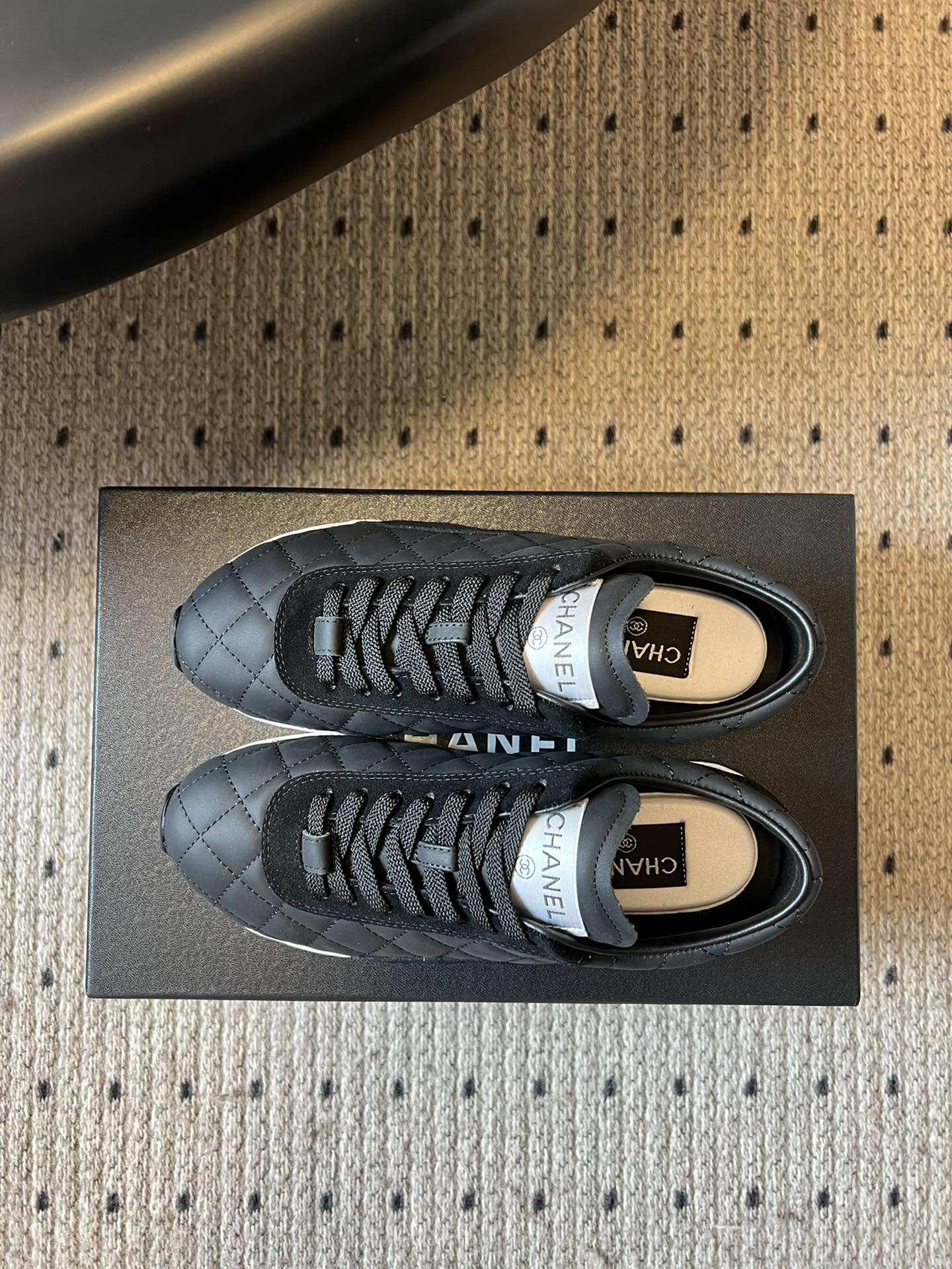 Chane* 25ss 经典款菱格运动鞋休闲鞋鞋身采用香奈儿经典菱格绗缝工艺，搭配鞋舌处的品牌标识与金属