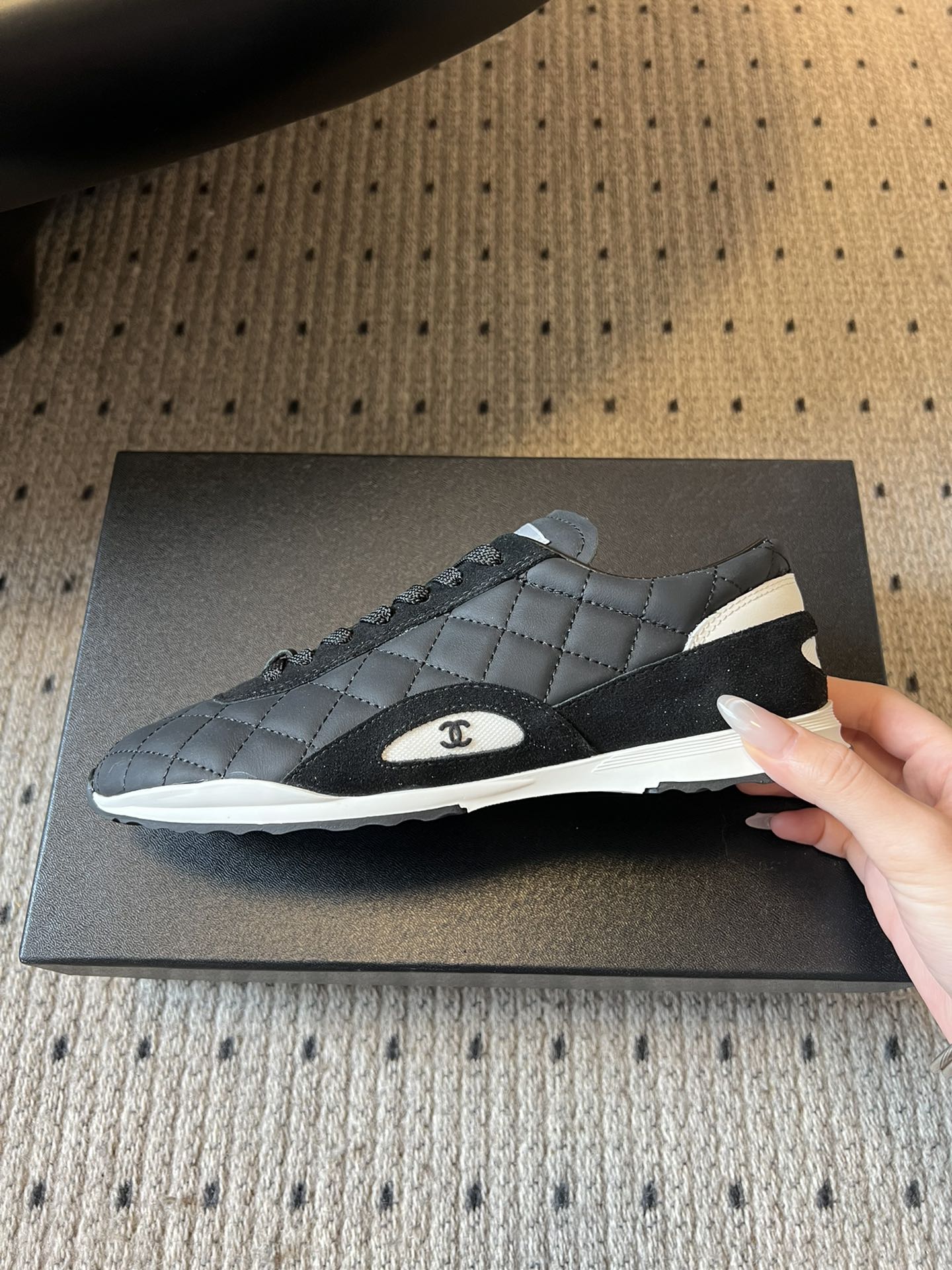 Chane* 25ss 经典款菱格运动鞋休闲鞋鞋身采用香奈儿经典菱格绗缝工艺，搭配鞋舌处的品牌标识与金属