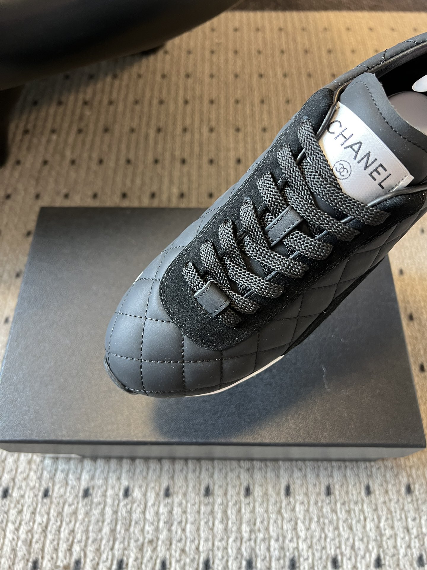 Chane* 25ss 经典款菱格运动鞋休闲鞋鞋身采用香奈儿经典菱格绗缝工艺，搭配鞋舌处的品牌标识与金属